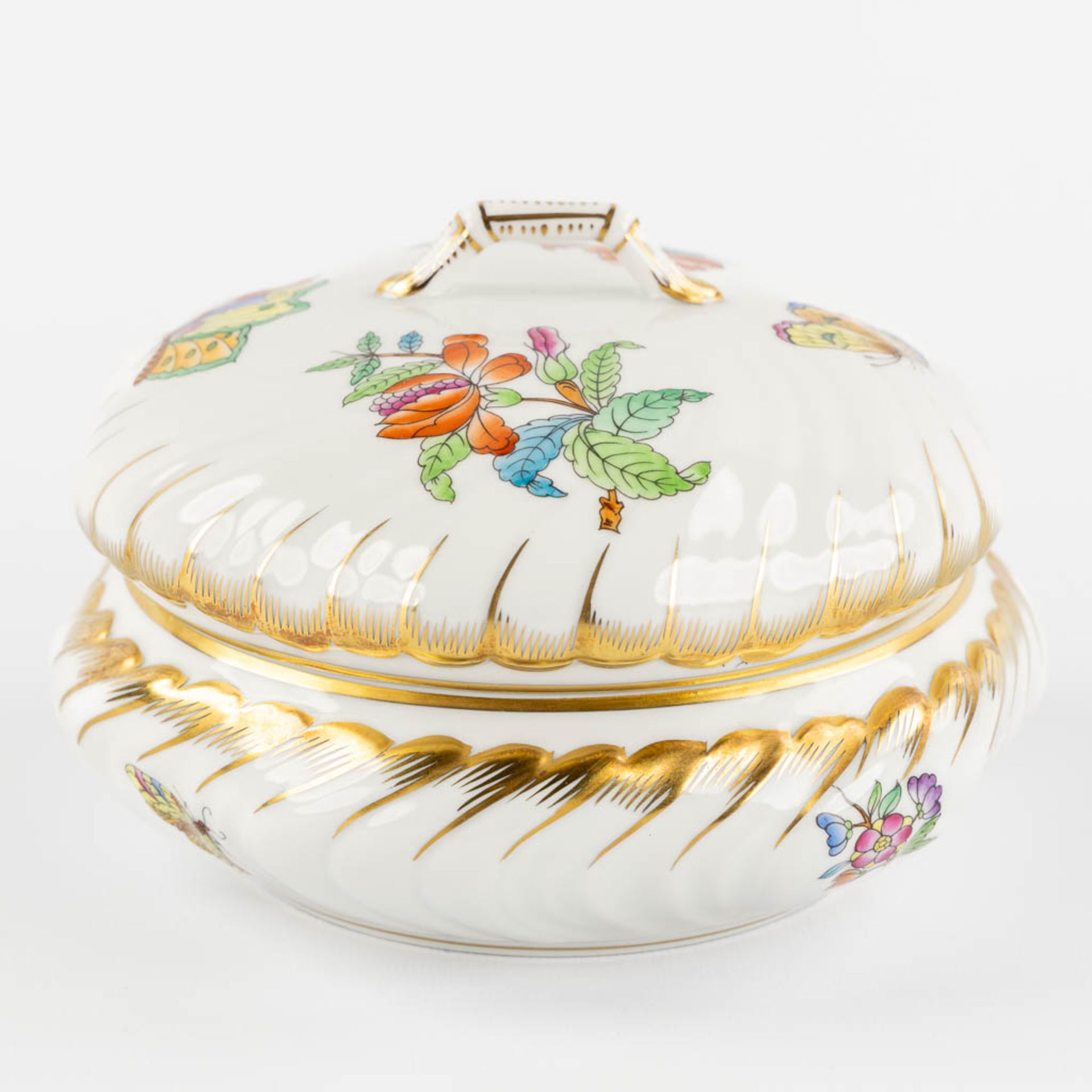 Herend, 7 pots with a lid, polychrome porcelain with a hand-painted decor. (H:10,5 x D:17 cm) - Image 3 of 12