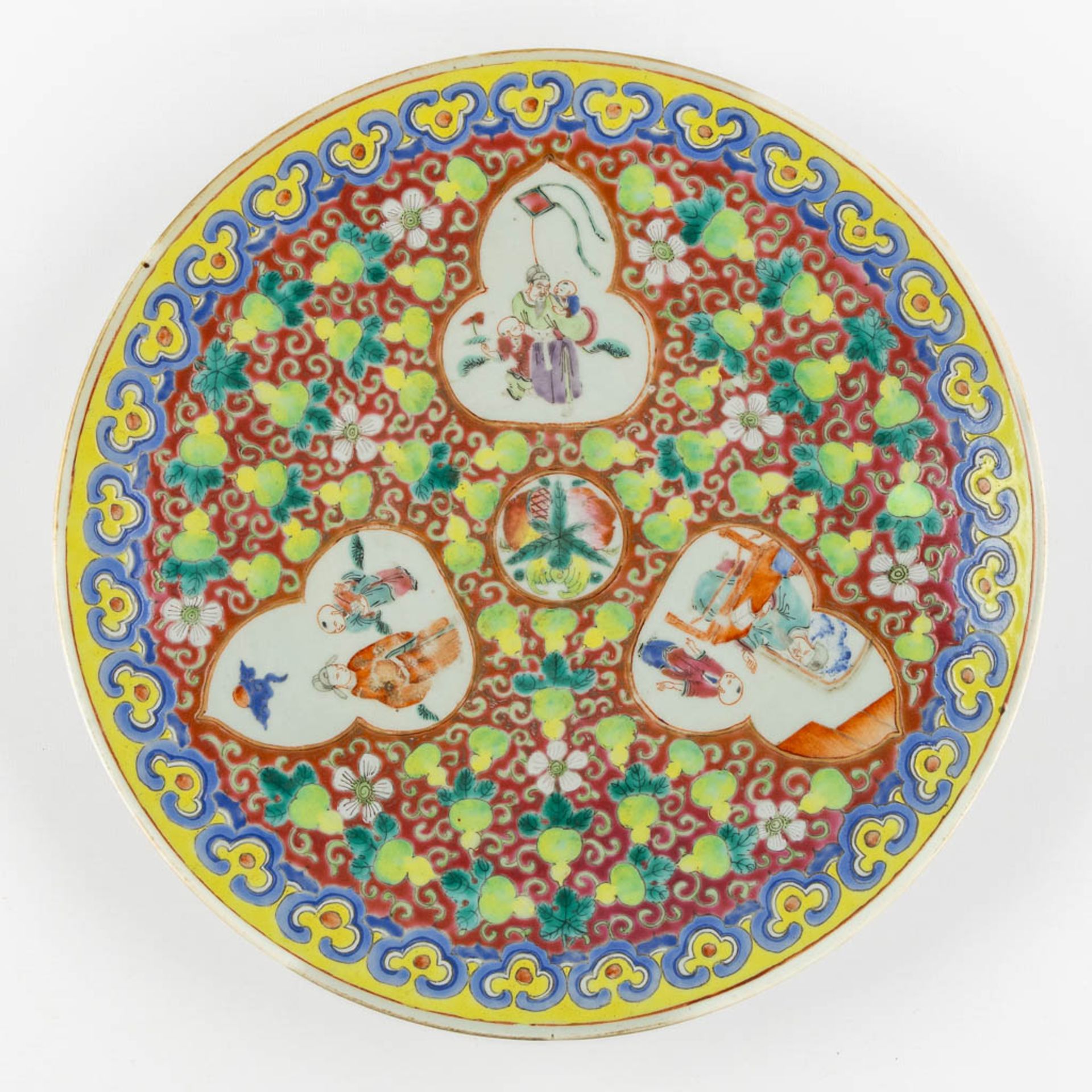 A Chinese Famille Rose plated decorated with playing Children. (D:34,5 cm) - Bild 7 aus 11