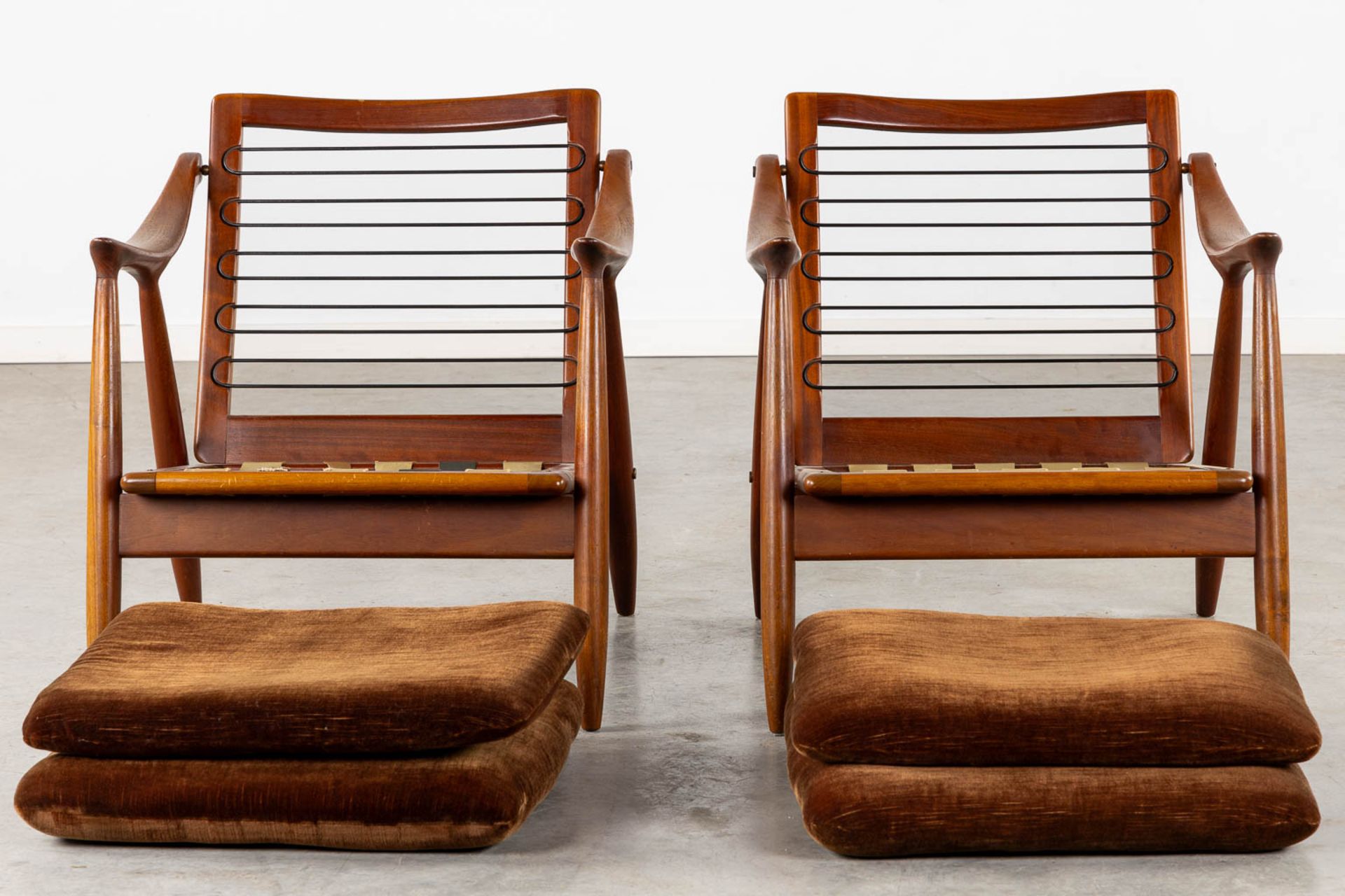 A pair of mid-century relax armchairs, teak. Scandinavia, 20th C. (L:83 x W:65 x H:70 cm) - Bild 4 aus 15