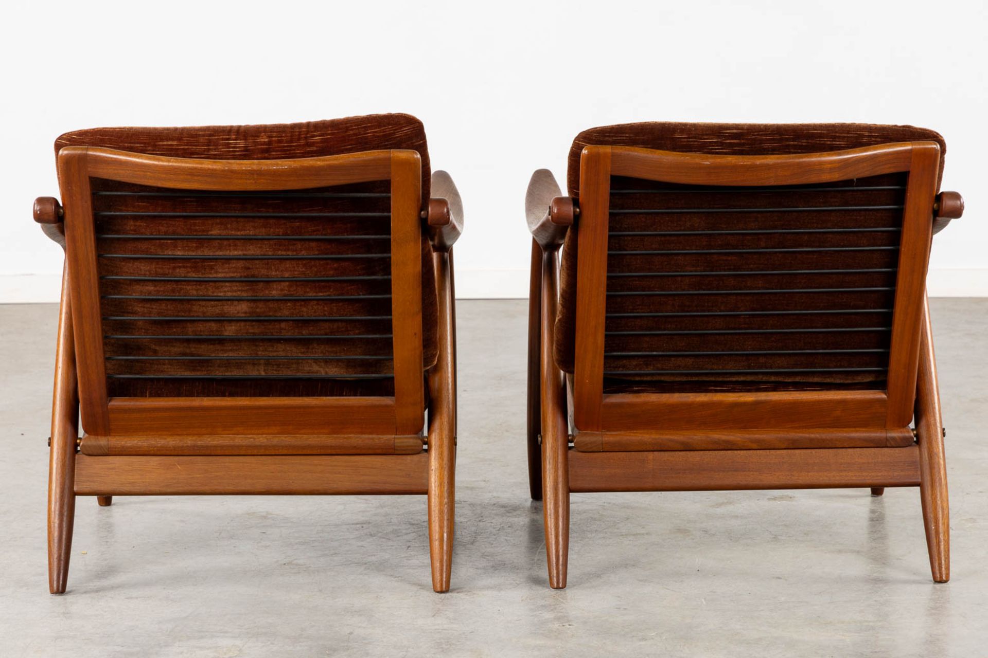 A pair of mid-century relax armchairs, teak. Scandinavia, 20th C. (L:83 x W:65 x H:70 cm) - Bild 6 aus 15