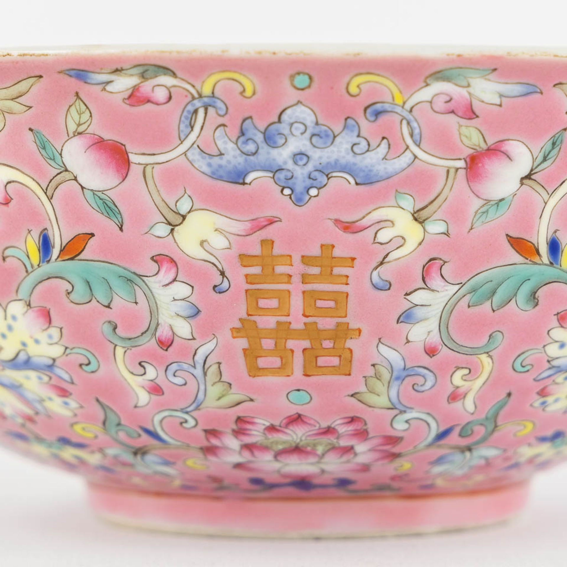 A Chinese Famille Rose bowl decorated with peaches, Daoguang mark. (H:6 x D:16,5 cm) - Image 10 of 11