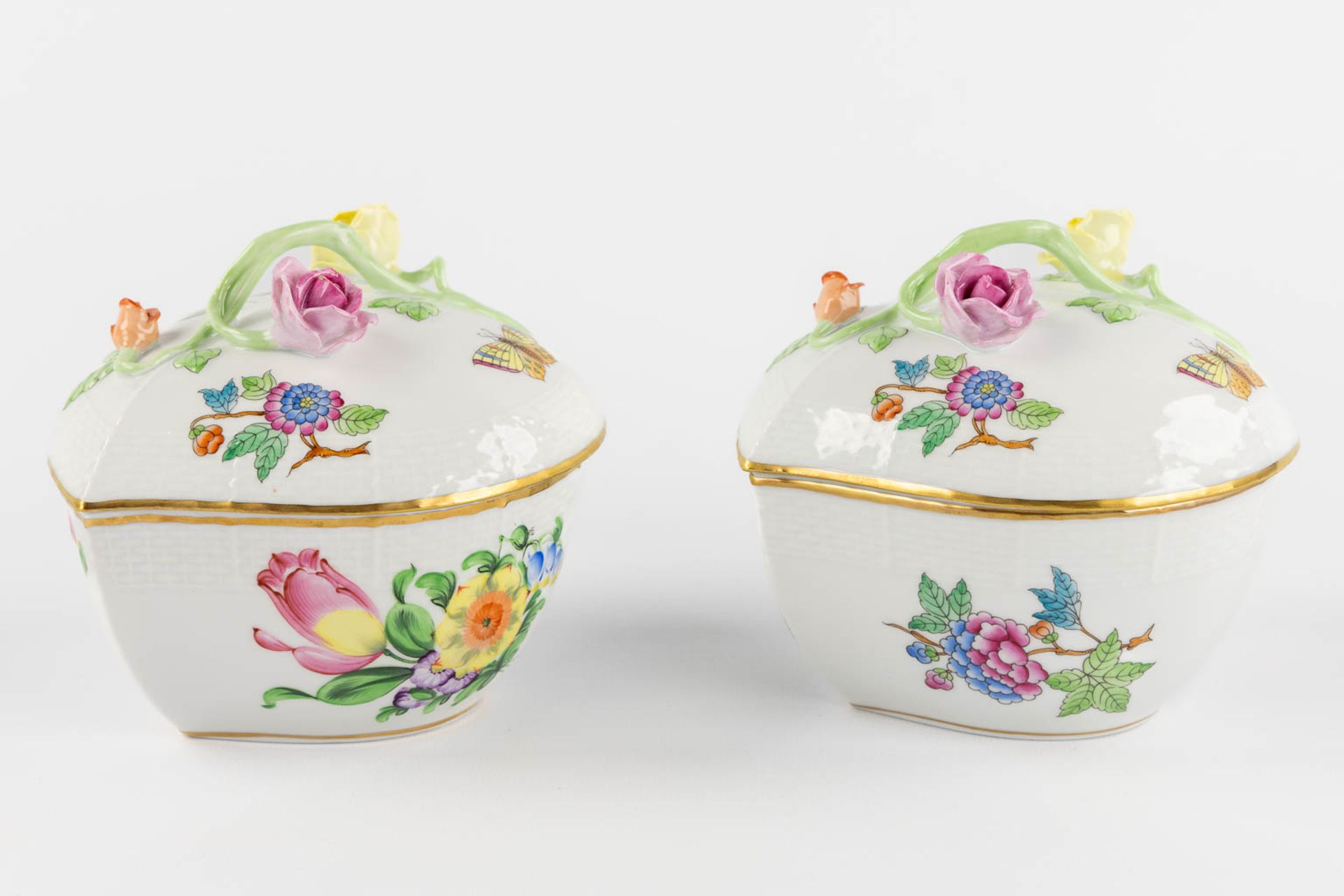 Herend, 7 pots with a lid, polychrome porcelain with a hand-painted decor. (H:10,5 x D:17 cm) - Image 7 of 12