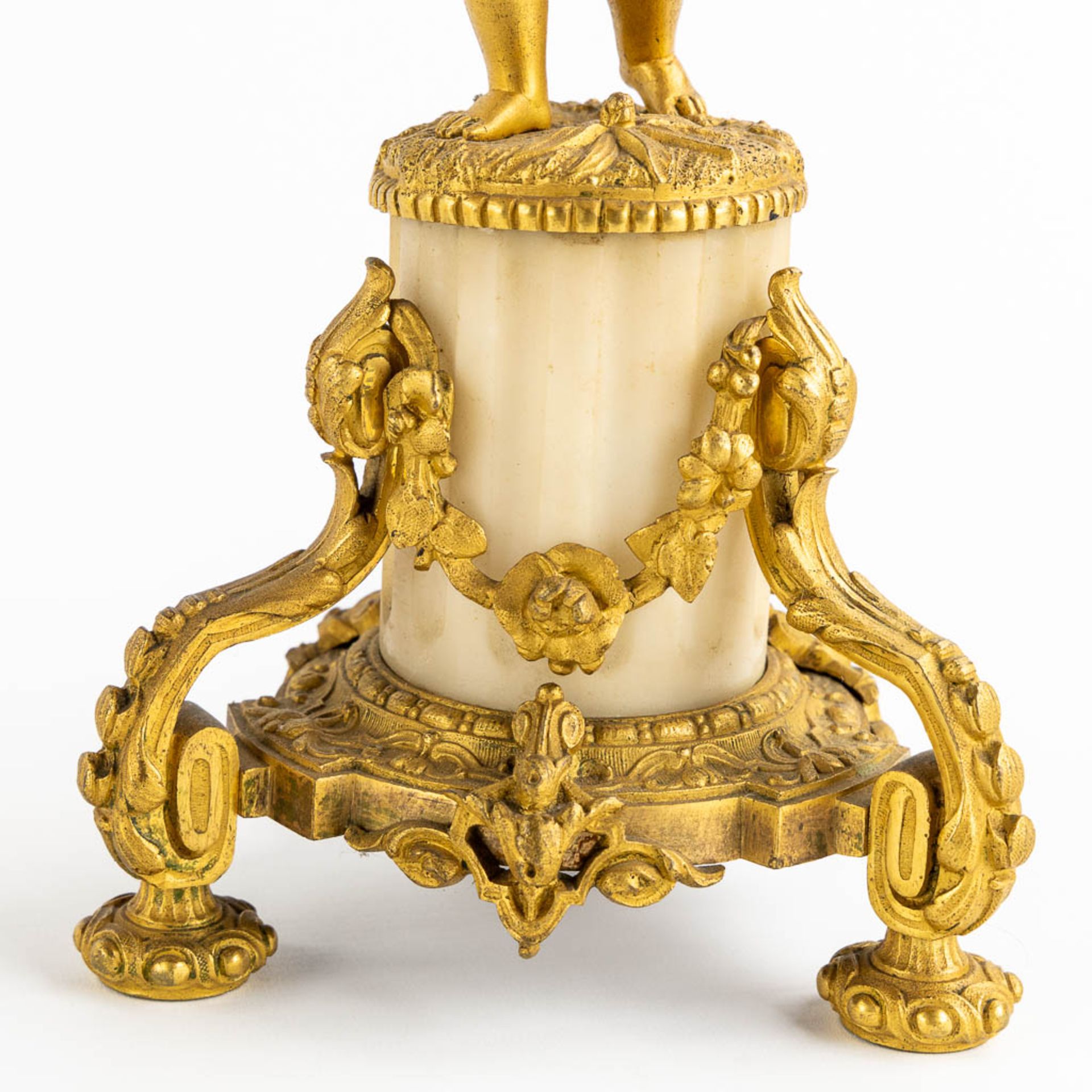 A three-piece Neoclassical mantle garniture, clock with candelabra, Cupid and Putti. 19th C. (L:13 x - Bild 10 aus 13