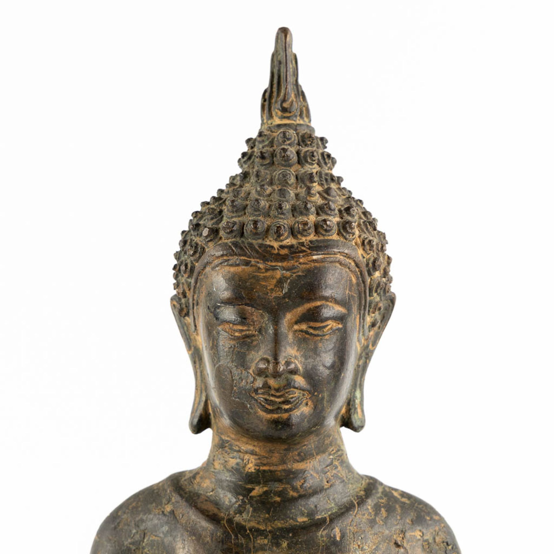 A Thai figurine of a standing Buddha, Patinated bronze. (W:16 x H:44 cm) - Image 7 of 10