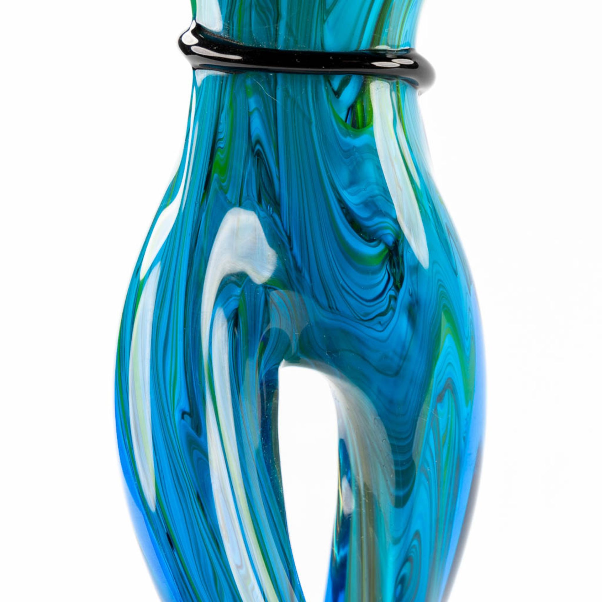 A decorative glass sculpture, Viz glass studio's. (L:10 x W:15 x H:60,5 cm) - Image 10 of 11