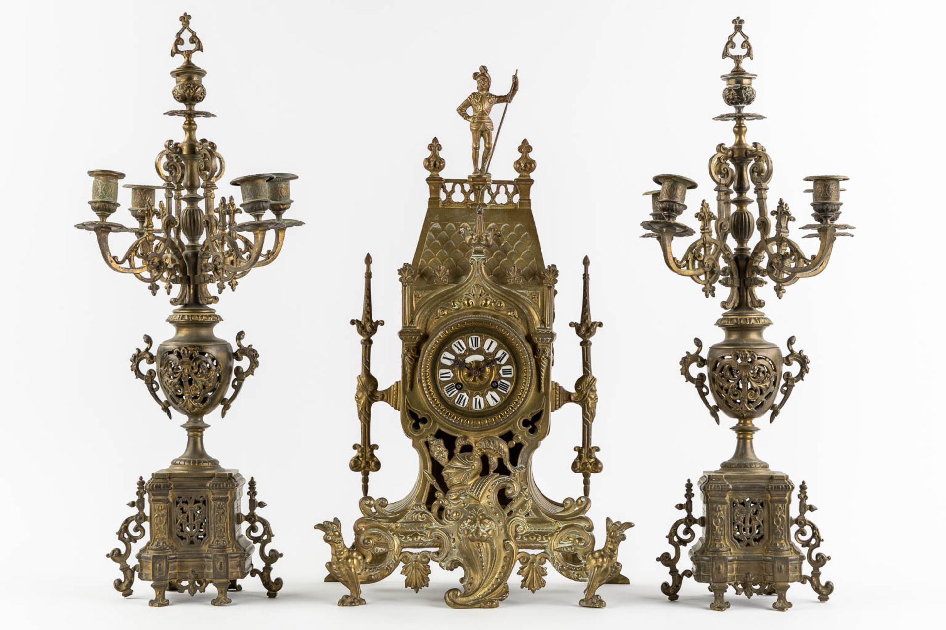 A three-piece mantle garniture in the shape of a castle with a knight, patinated bronze. Circa 1900. - Bild 3 aus 14