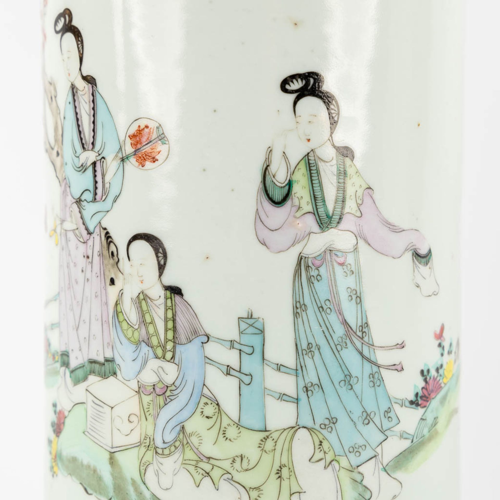 Two Chinese 'Hat Stands' Famille rose decorated with ladies, fauna and flora. (H:28 x D:12,5 cm) - Bild 14 aus 15