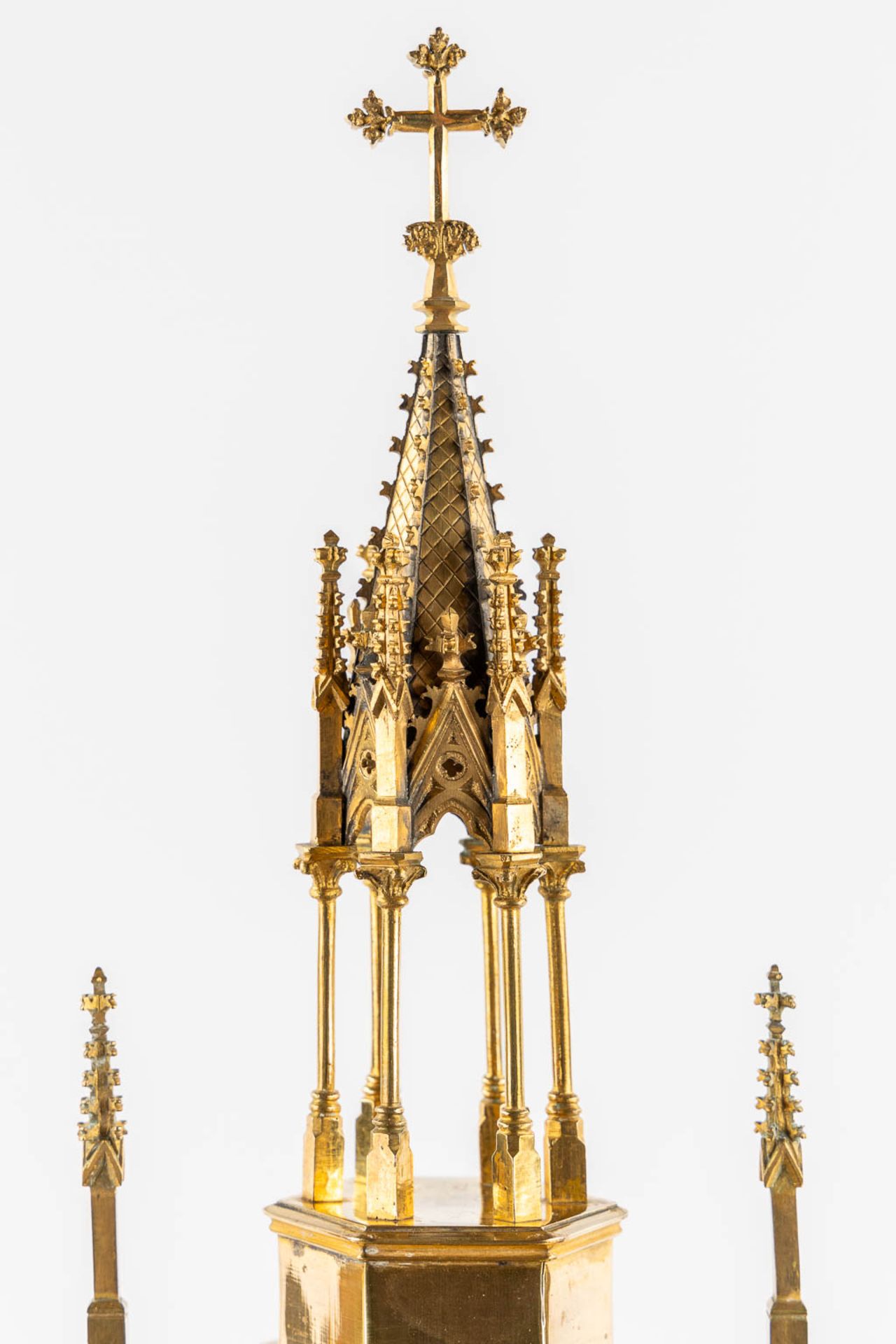 Auguste Moreeuw, Brugge. A tower monstrance, gilt brass in gothic revival style. (L:15,5 x W:20 x H: - Image 9 of 11