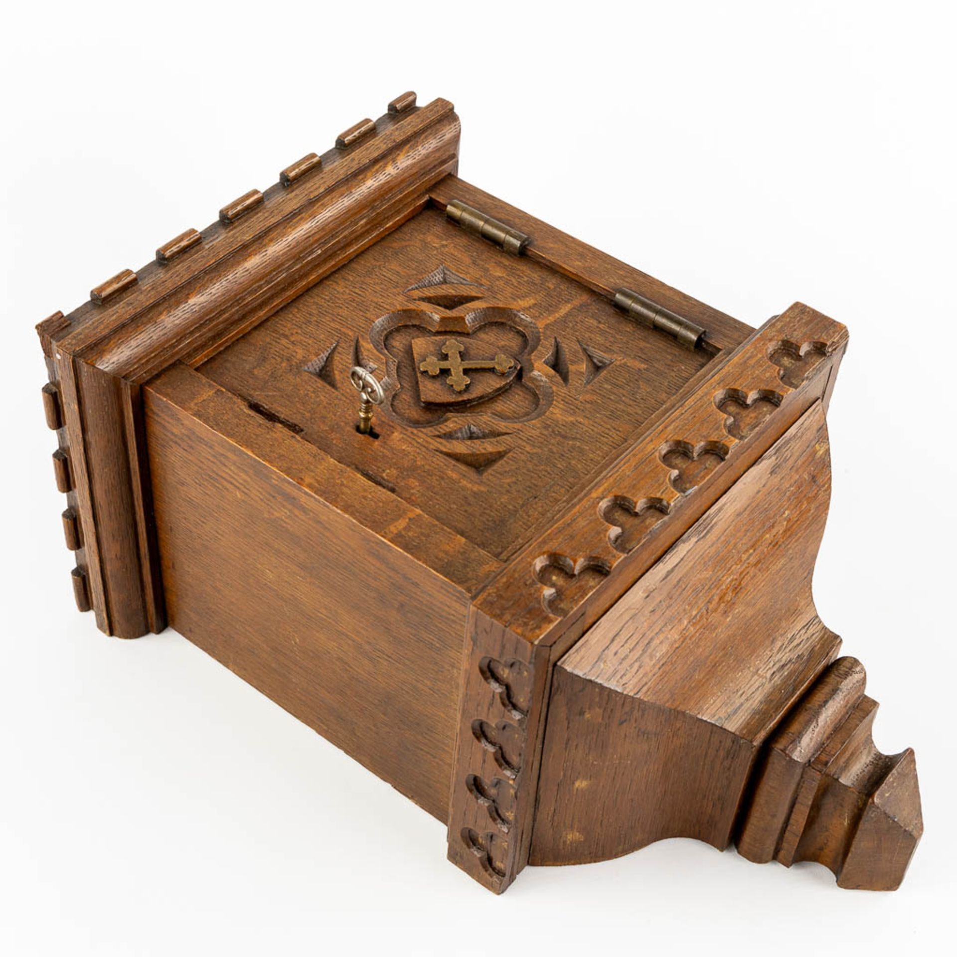 An Offertory or Poor box, sculptured oak, gothic revival. (L:20 x W:27 x H:42 cm) - Image 5 of 11