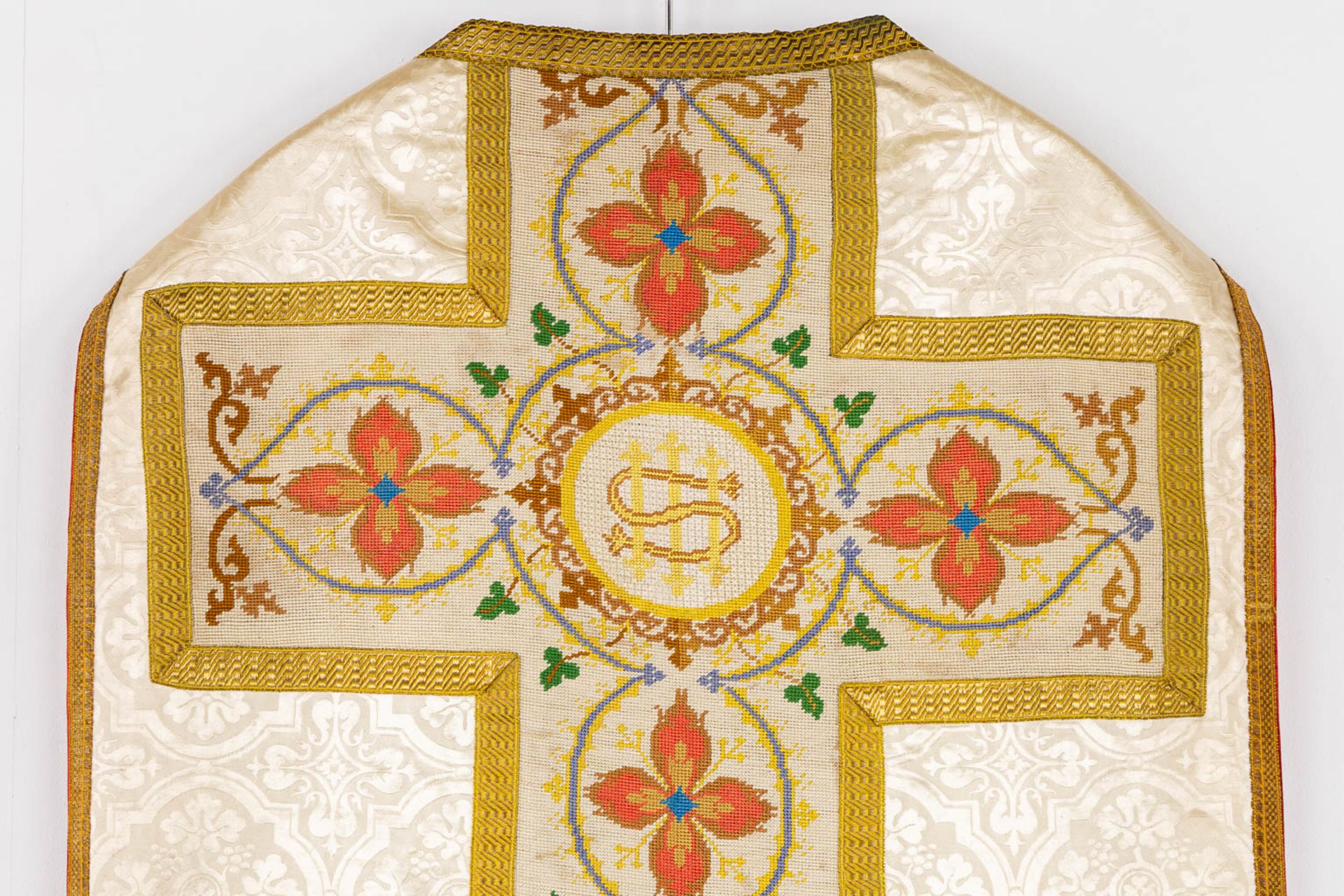 A Humeral Veil and Four Roman Chasubles, embroideries with an IHS and floral decor. - Image 24 of 29