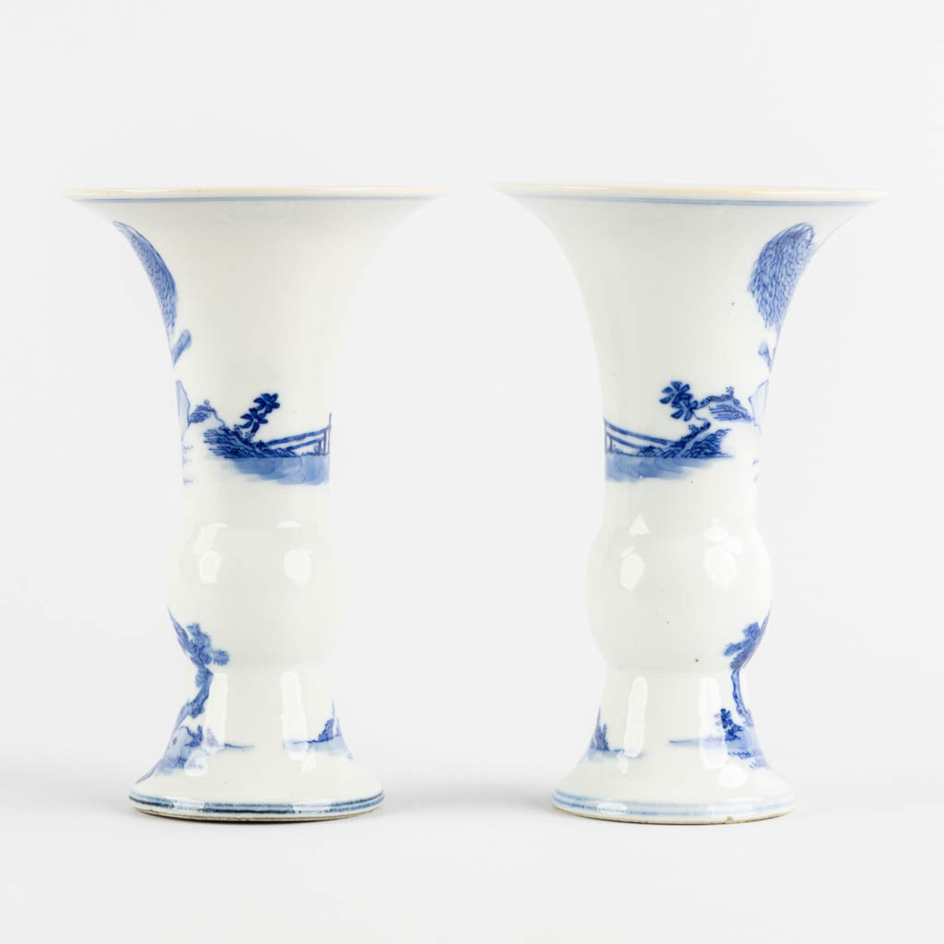 A pair of Chinese 'Gu' vases, blue-white. Marked Yongzheng Reign. 19th/20th C. (H:17 x D:10,5 cm) - Bild 5 aus 9