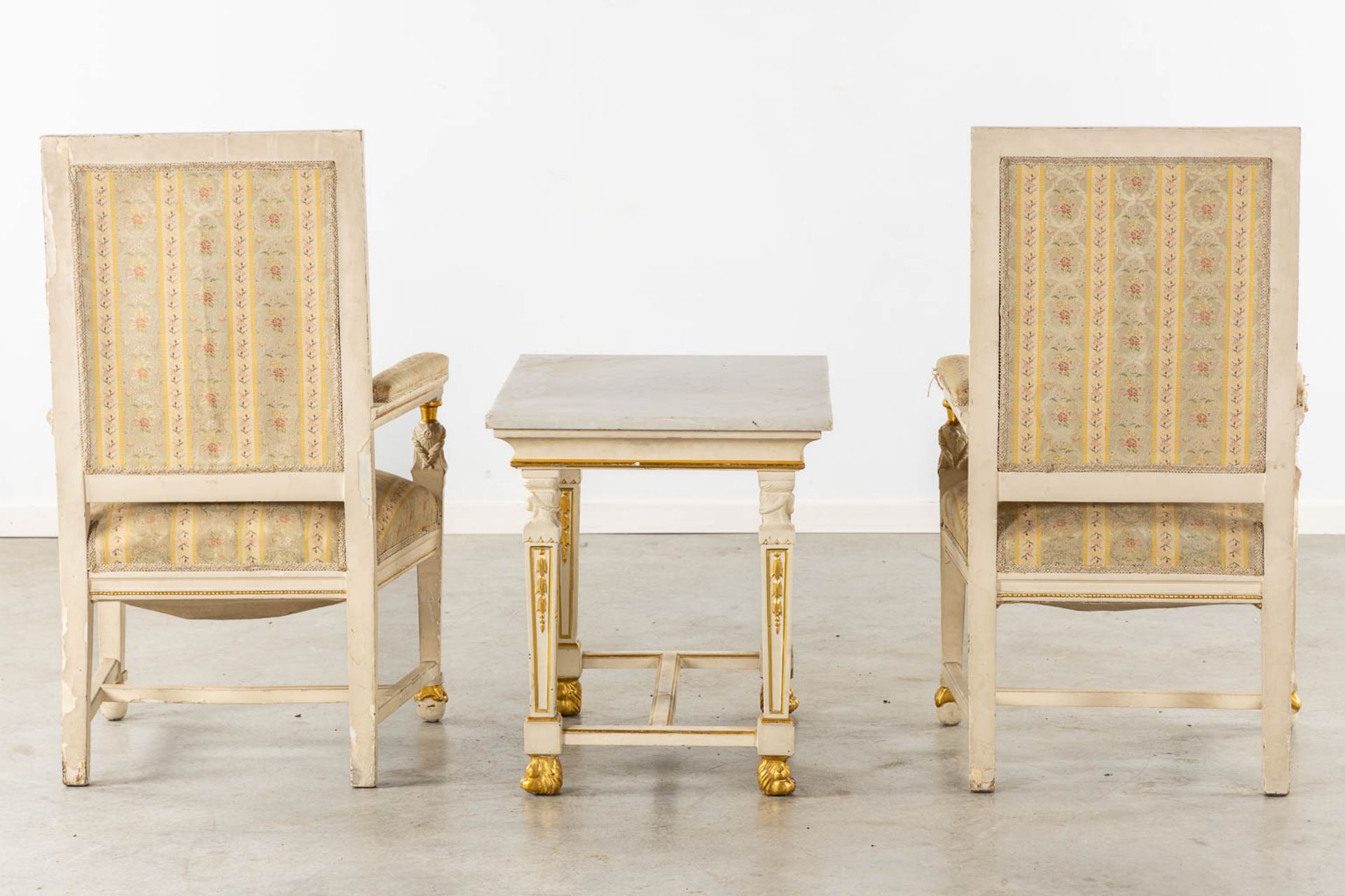 A pair of armchairs and side table, sculptured wood in Empire style. Italy, circa 1920. (L:54 x W:62 - Bild 4 aus 8