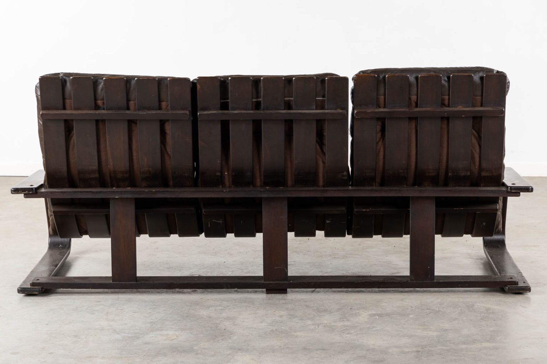 A three-person sofa, wood and leather. In the style of Westnova. (L:85 x W:192 x H:85 cm) - Bild 5 aus 9