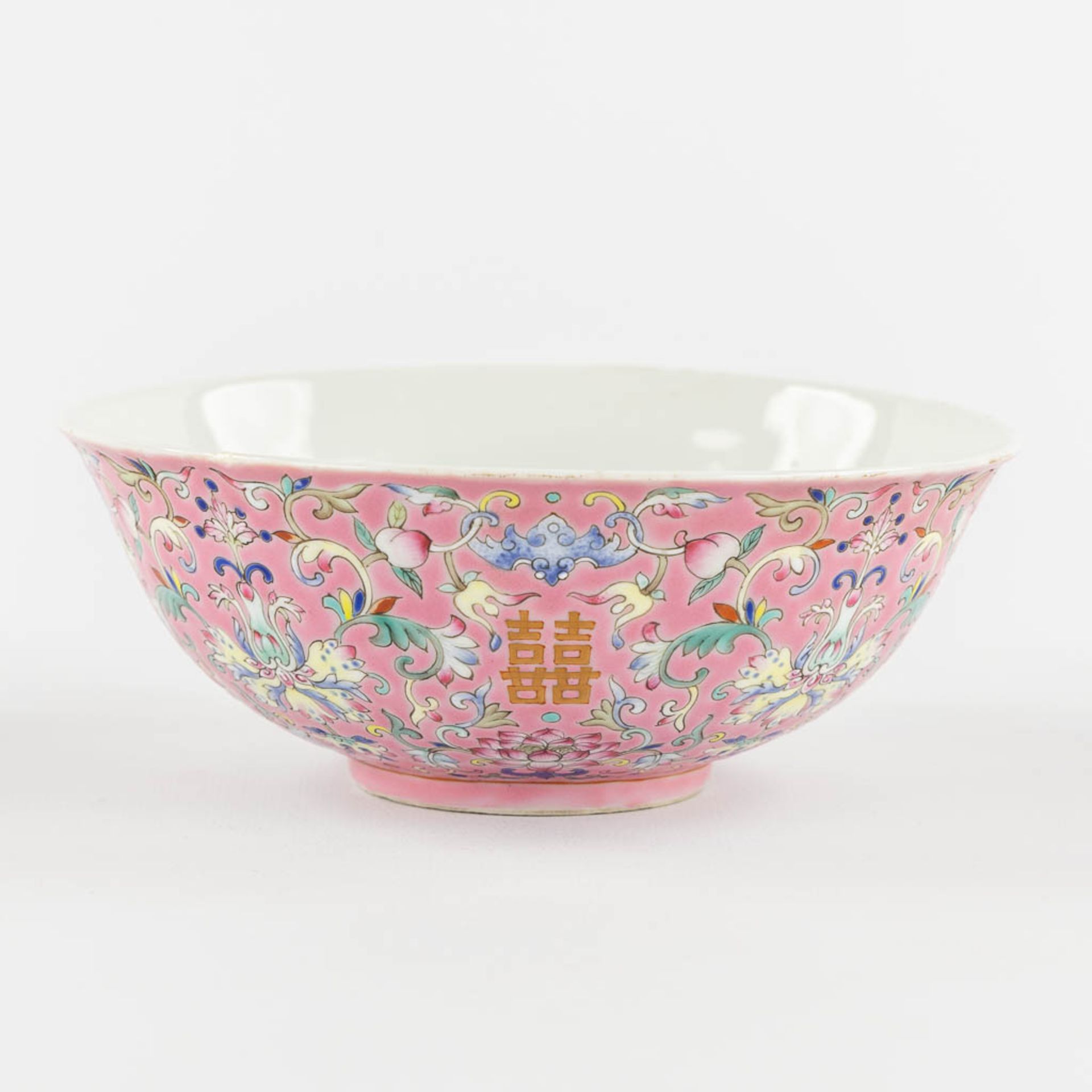 A Chinese Famille Rose bowl decorated with peaches, Daoguang mark. (H:6 x D:16,5 cm) - Image 6 of 11