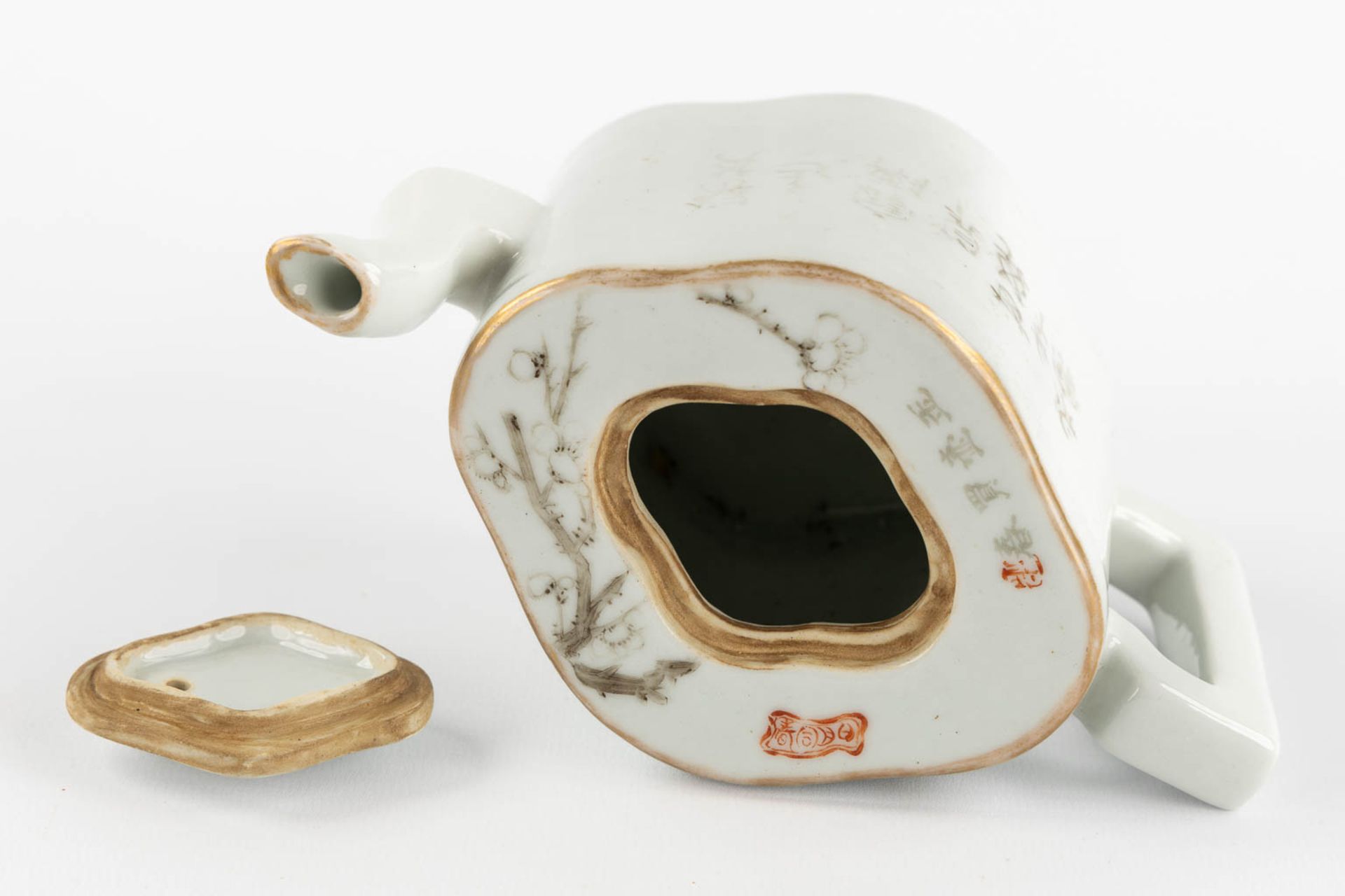 A Chinese teapot decorated with Fauna and Flora. Guangxu Mark. (L:9 x W:17 x H:10 cm) - Bild 13 aus 13