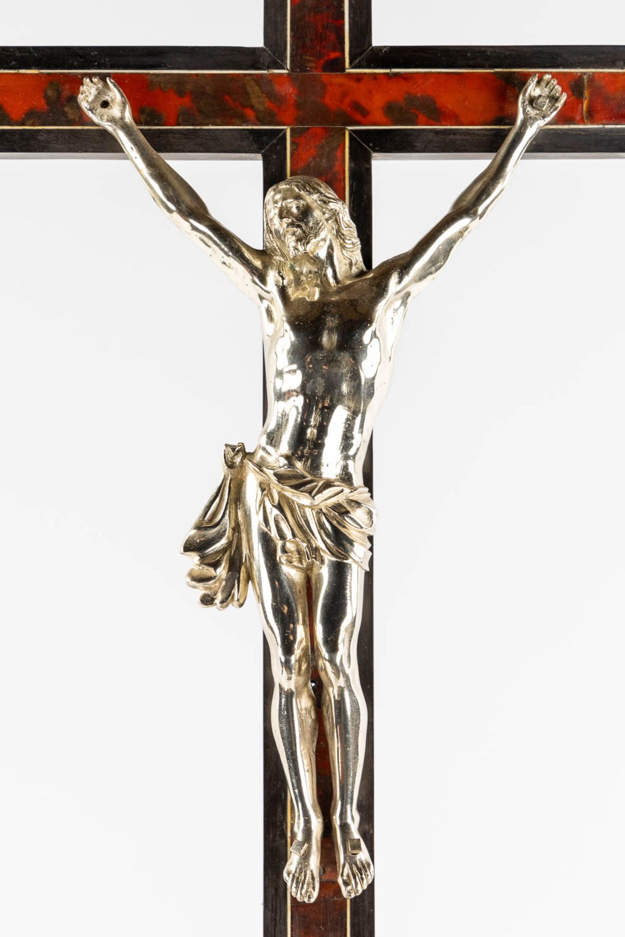 An exceptional crucifix, ebonised wood, tortoise shell inlay and silver-plated metal. 17th/18th C. ( - Bild 10 aus 13