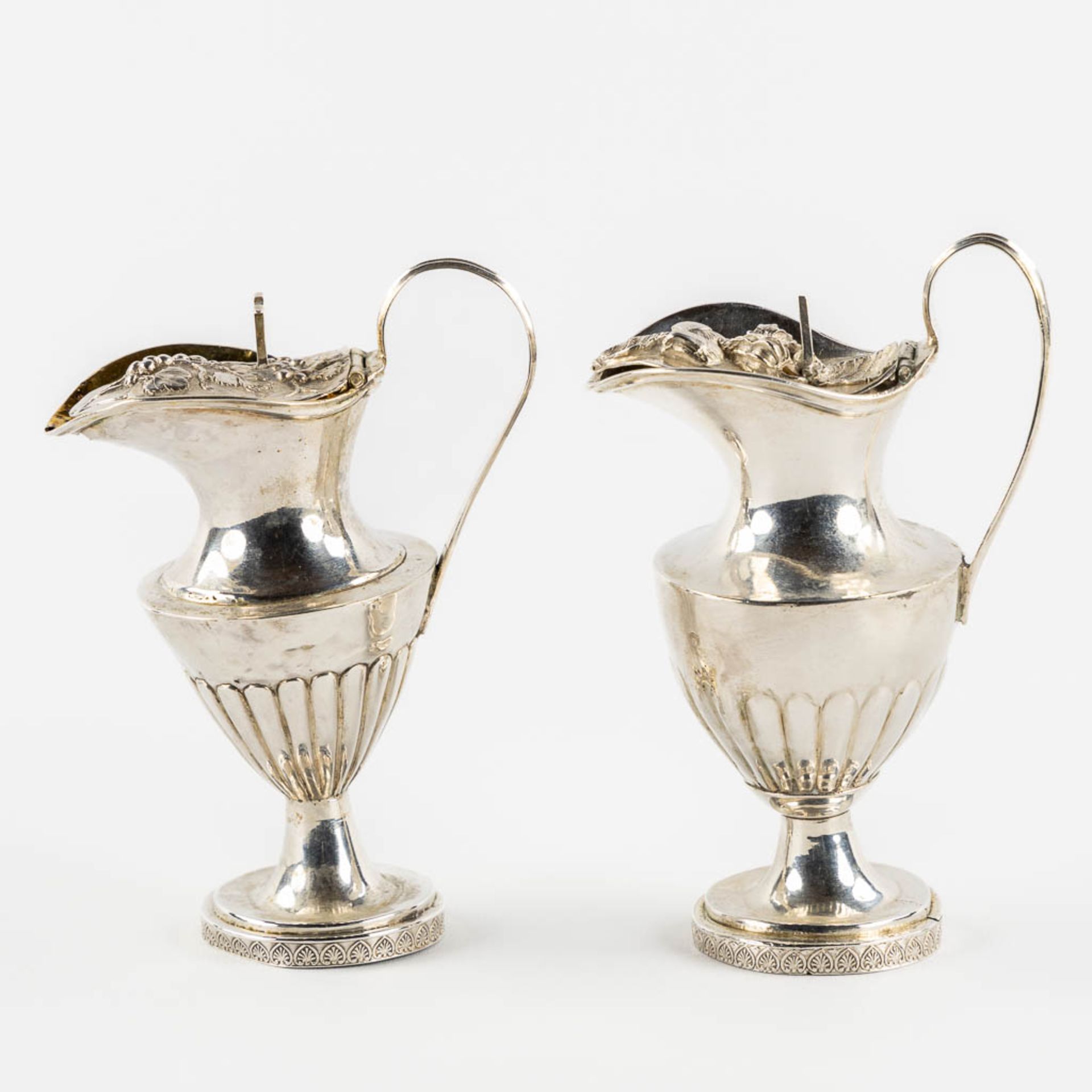 A pair of silver water and wine cruets. Europe, 18th/19th C. (L:5,3 x W:8,5 x H:12 cm) - Bild 6 aus 11