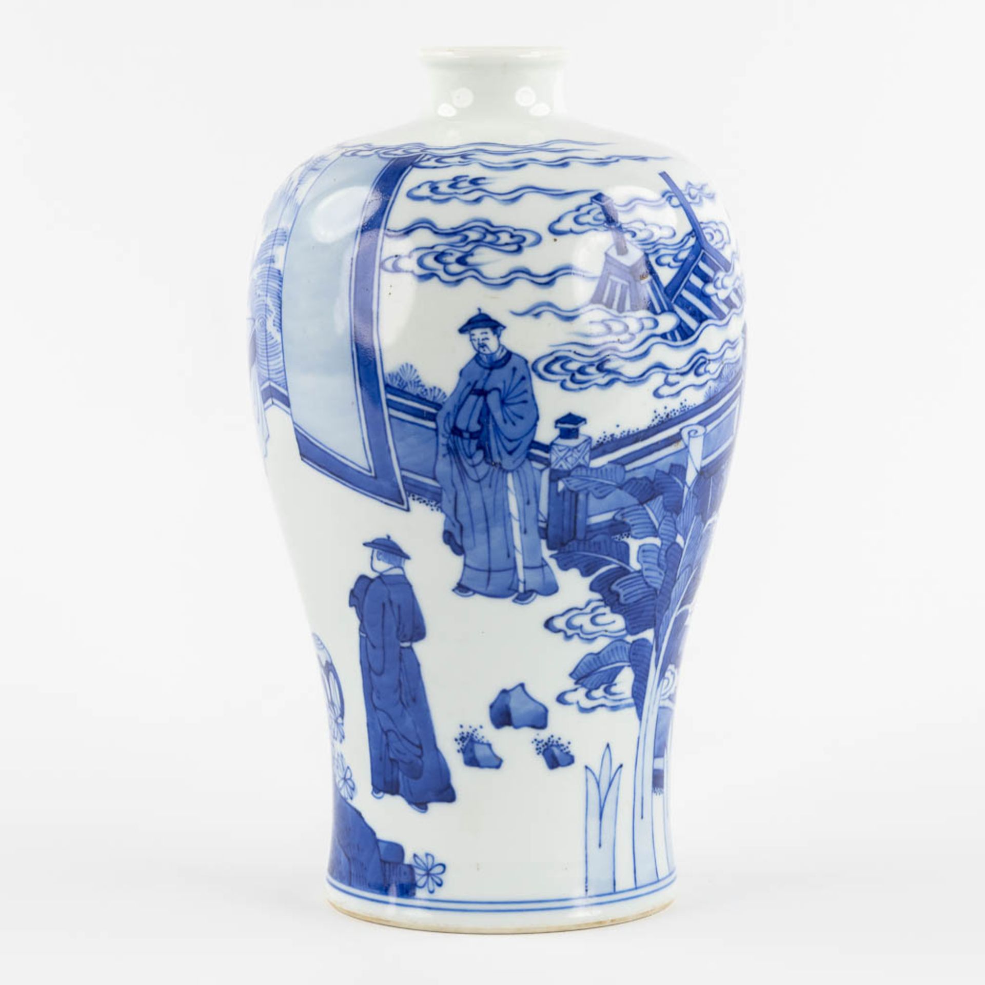 A Chinese 'Meiping' vase, blue-white decor. 20th C. (H:25 x D:15 cm)