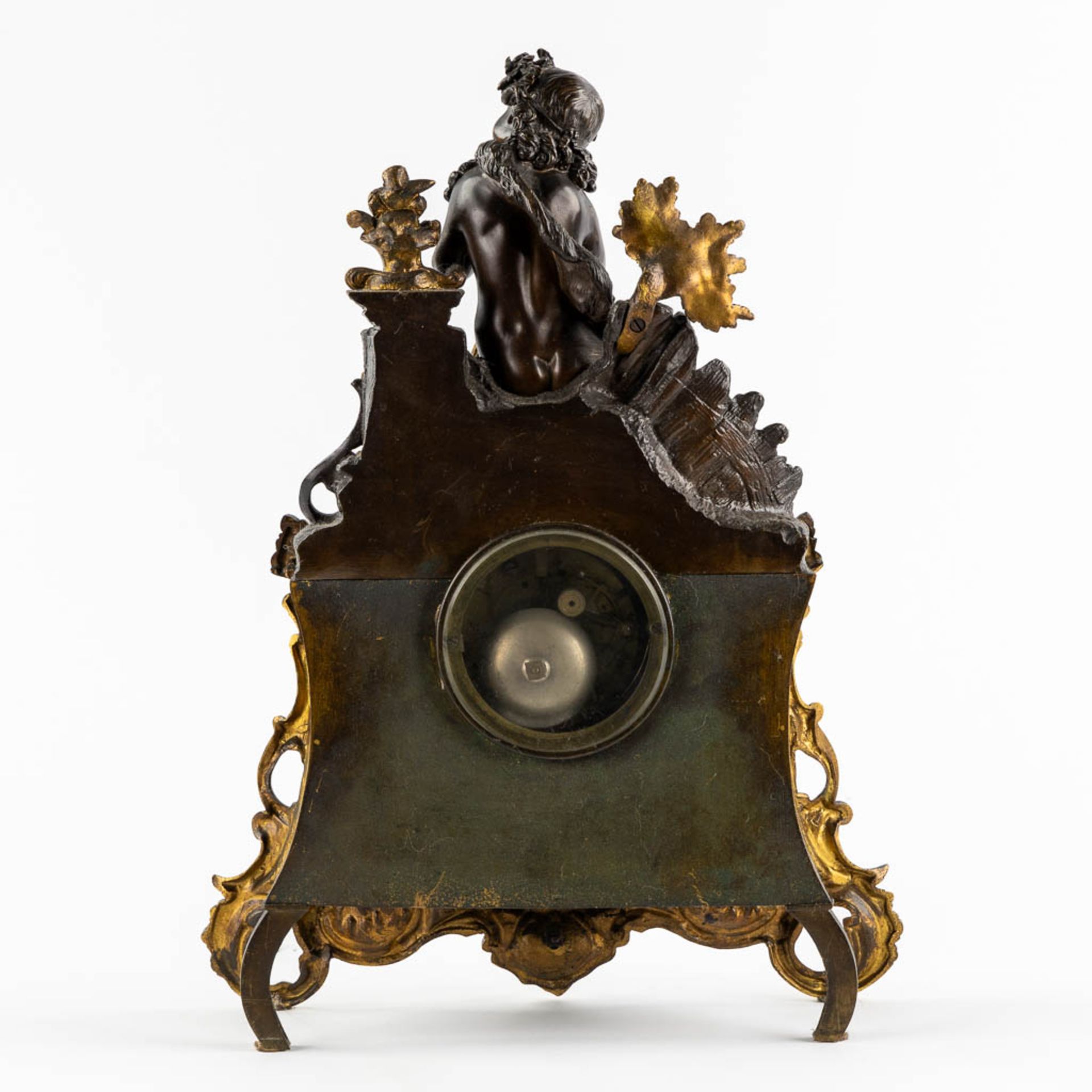An mantle clock, gilt and patinated bronze in Louis XV style, porcelain plaques. 19th C. (L:13 x W:3 - Bild 5 aus 11