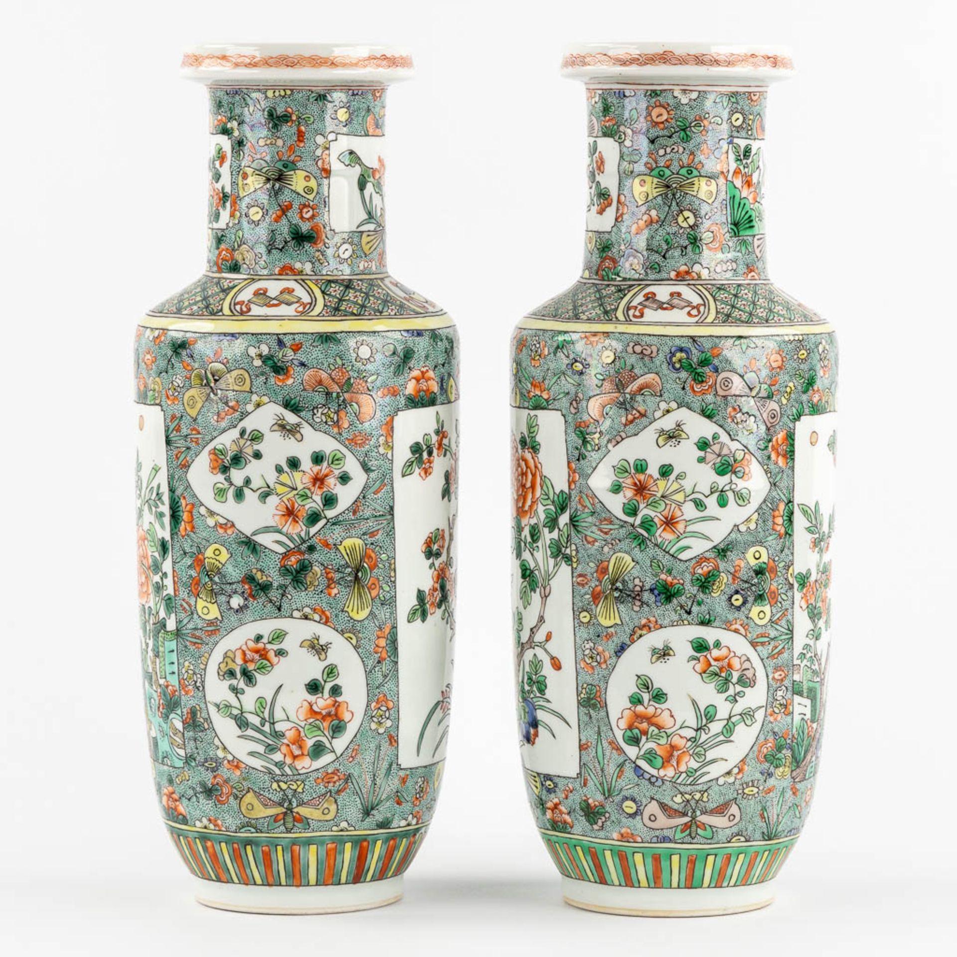 A pair of Chinese Famille Verte vases, decorated with flowers and symbols of happiness. 19th/20th C. - Bild 5 aus 11