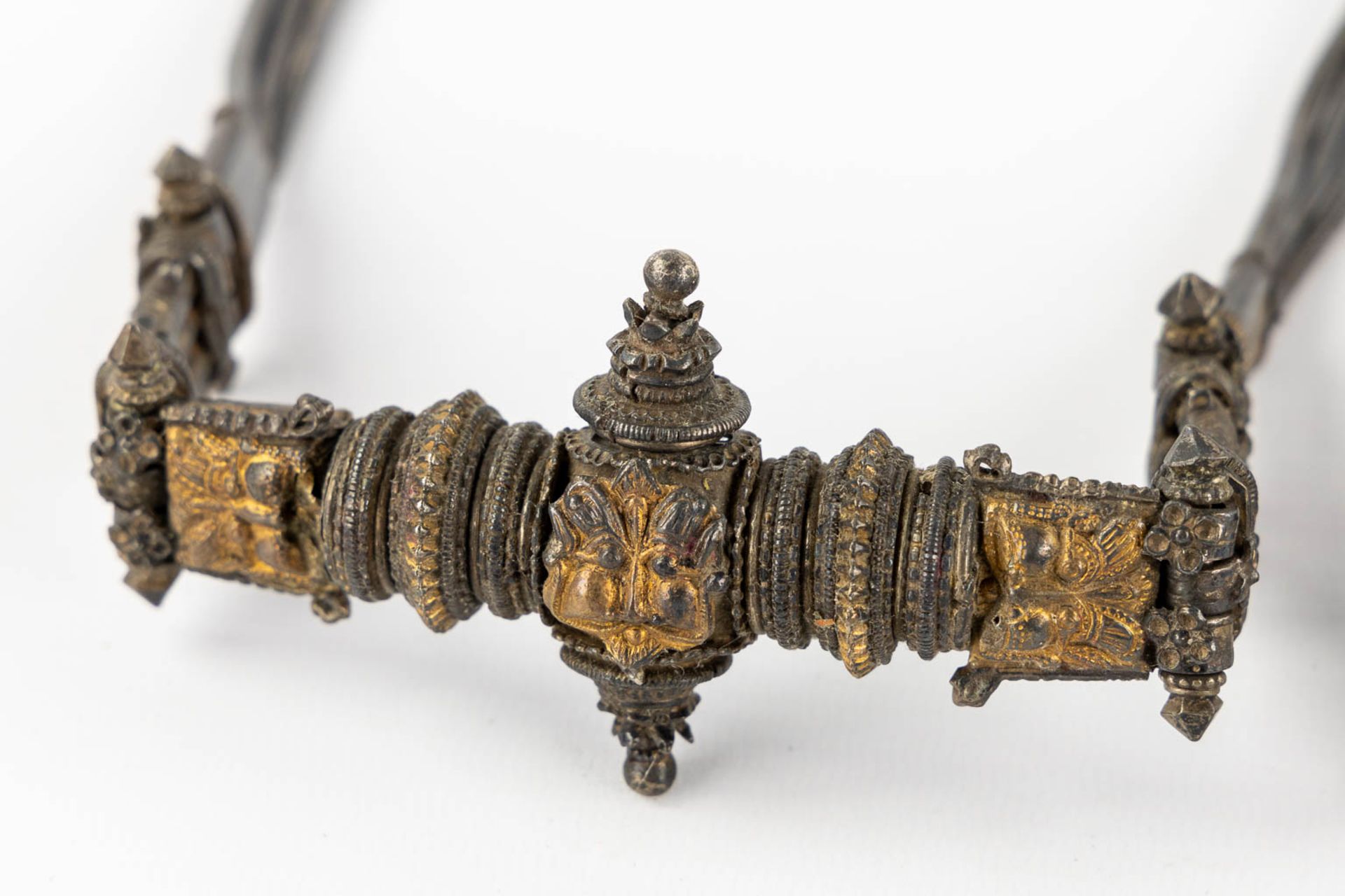 A collection of belts, bracelets and necklaces, silver of Islamic origin. 19th/20th C. 2,865kg. - Bild 5 aus 16