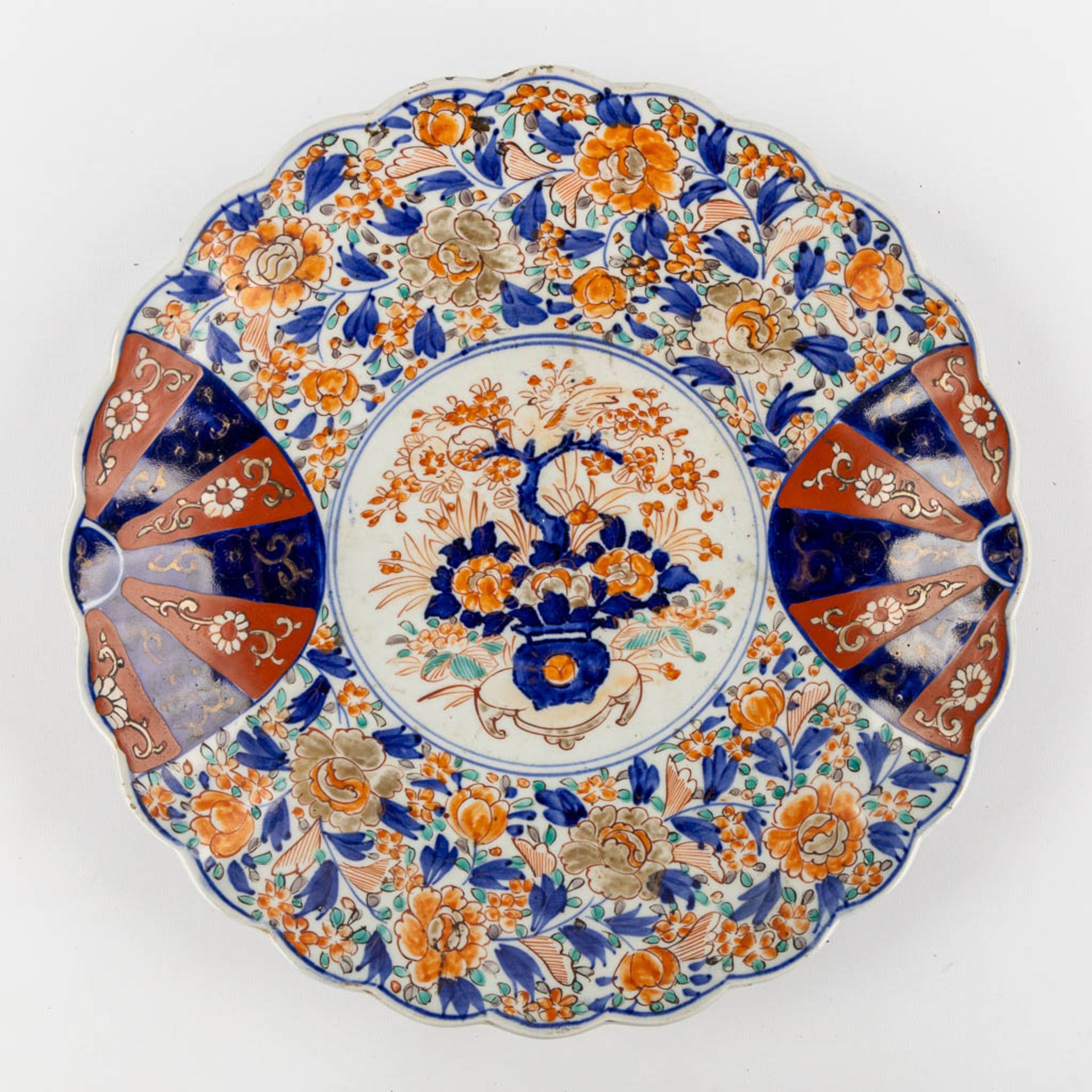 Eight Chinese and Japanese plates, Famille Rose and Imari. 19th and 20th C. (D:47 cm) - Bild 7 aus 16