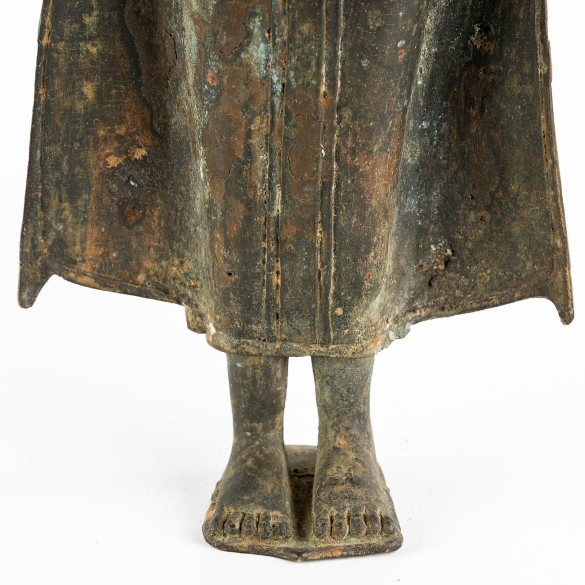 A Thai figurine of a standing Buddha, Patinated bronze. (W:16 x H:44 cm) - Image 8 of 10