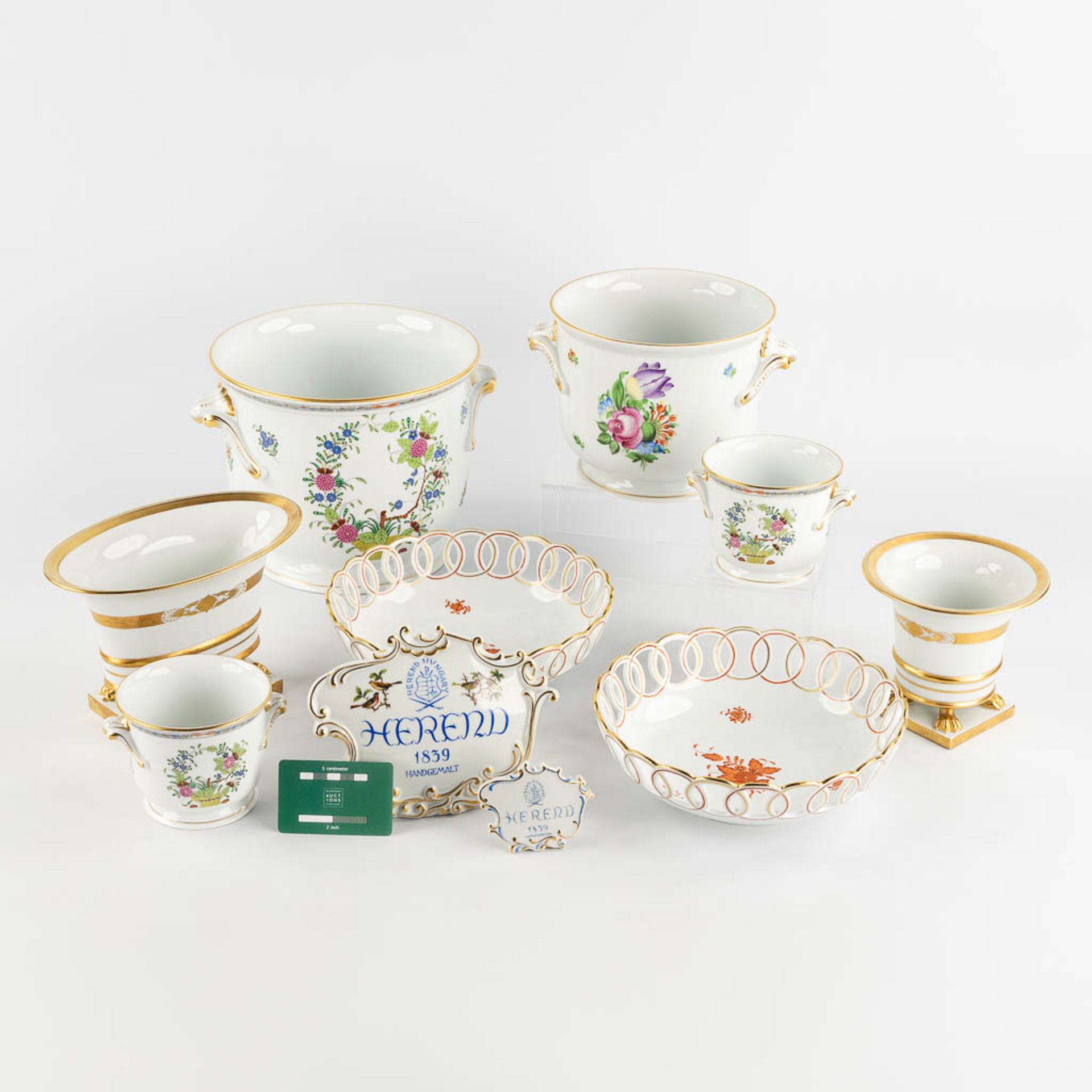 Herend, a collection of cache-pots, vases and baskets, polychrome porcelain. (L:24 x W:29 x H:20 cm) - Bild 2 aus 13