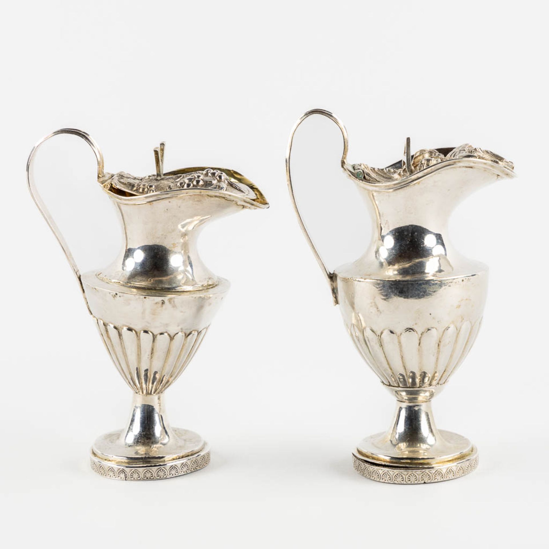 A pair of silver water and wine cruets. Europe, 18th/19th C. (L:5,3 x W:8,5 x H:12 cm) - Bild 4 aus 11
