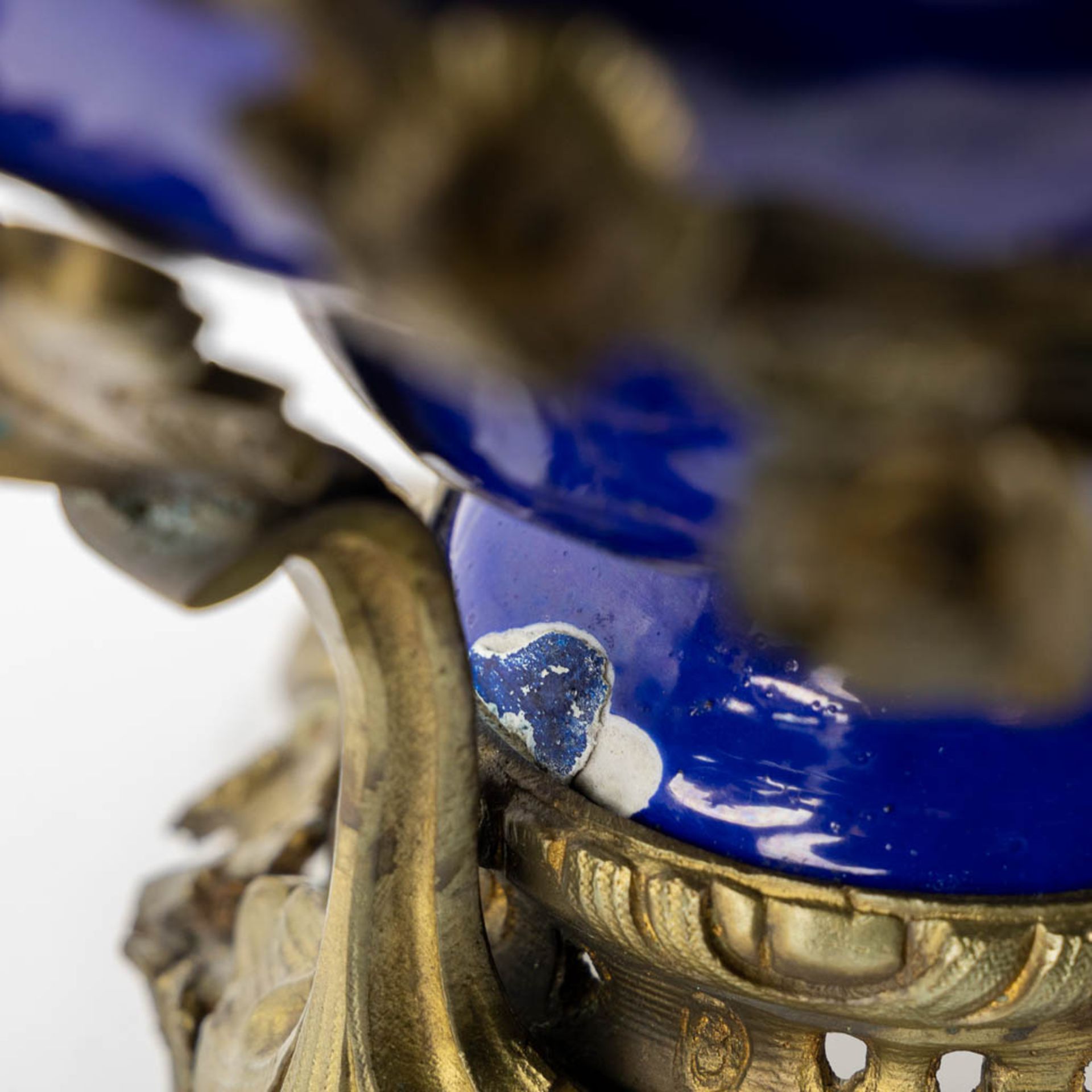 A large blue-glaze faience blowl mounted with bronze, 19th C. (L:31 x W:61 x H:34 cm) - Bild 11 aus 12