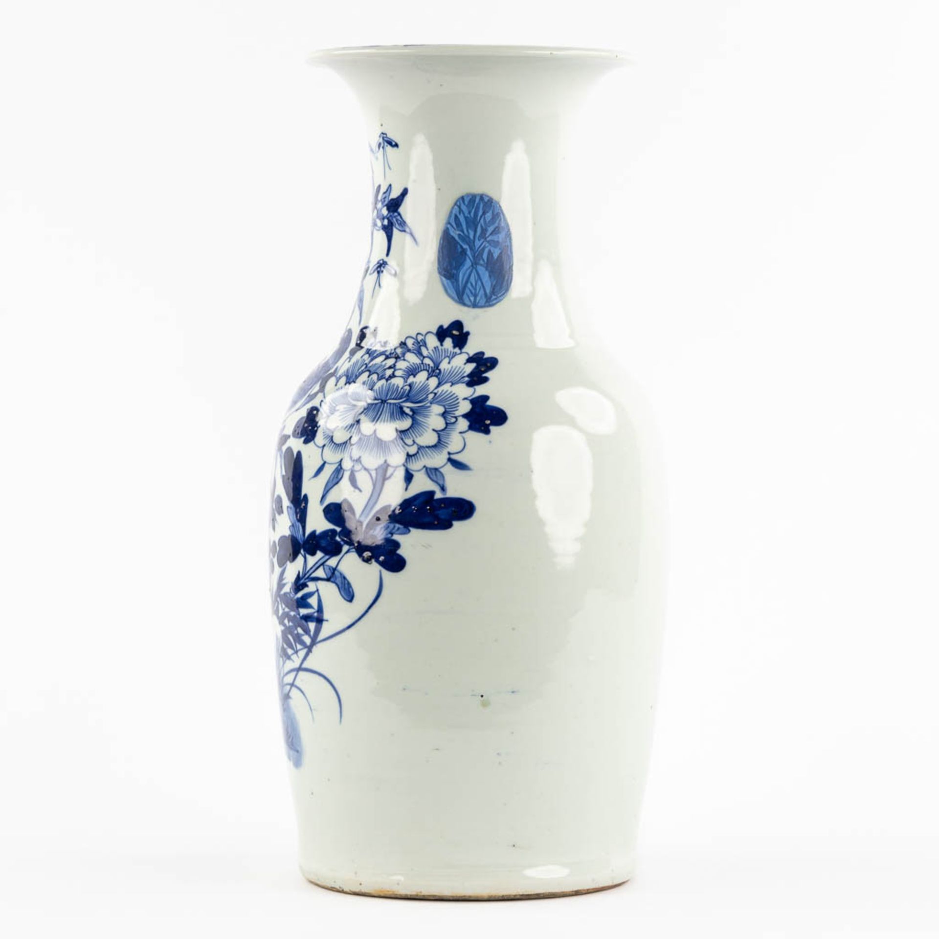 A Chinese vase with blue-white decor of birds and flowers. (H:43 x D:20 cm) - Bild 6 aus 11