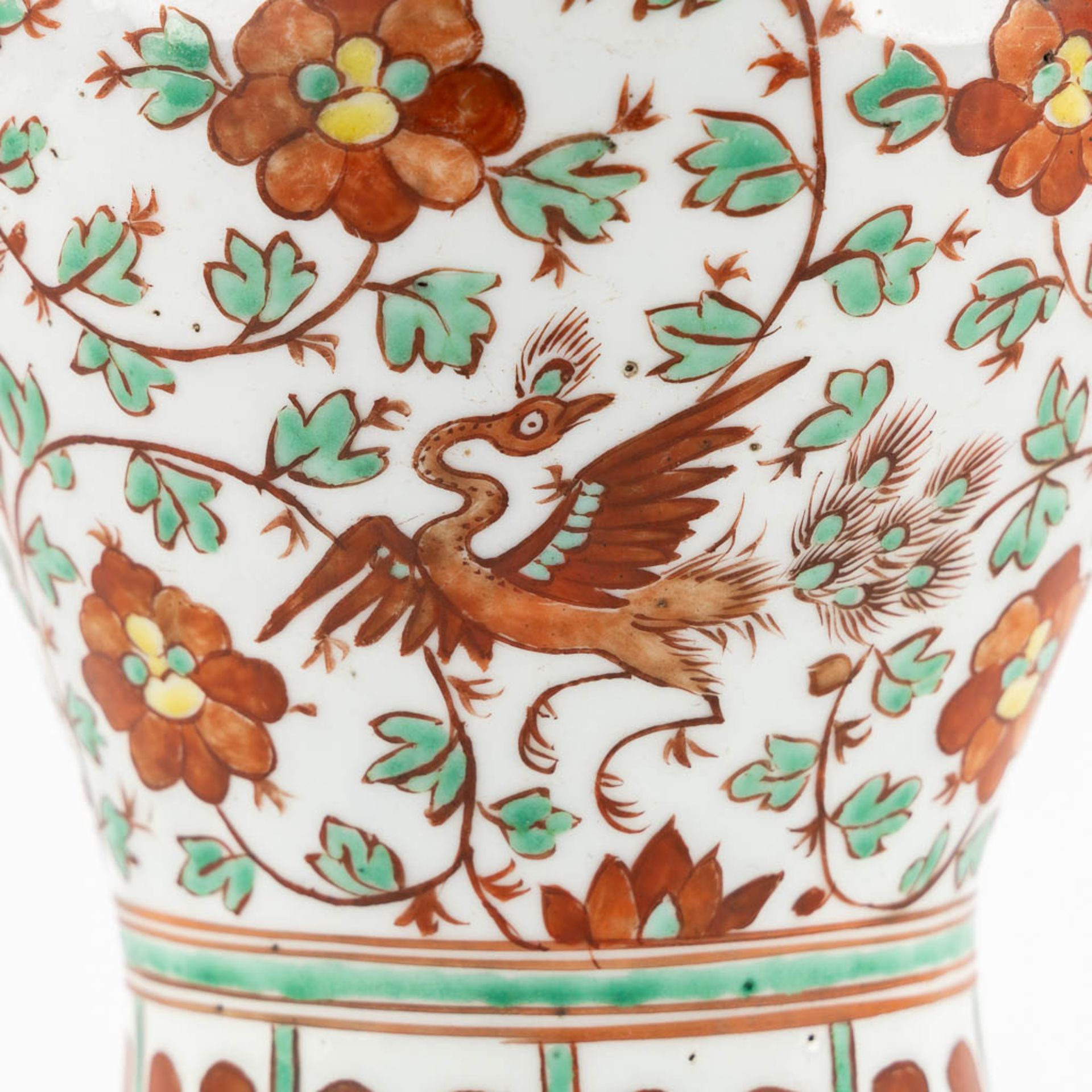A Chinese Meiping vase, Famille verte decorated with Phoenix. 20th C. (H:31 x D:18 cm) - Bild 9 aus 11