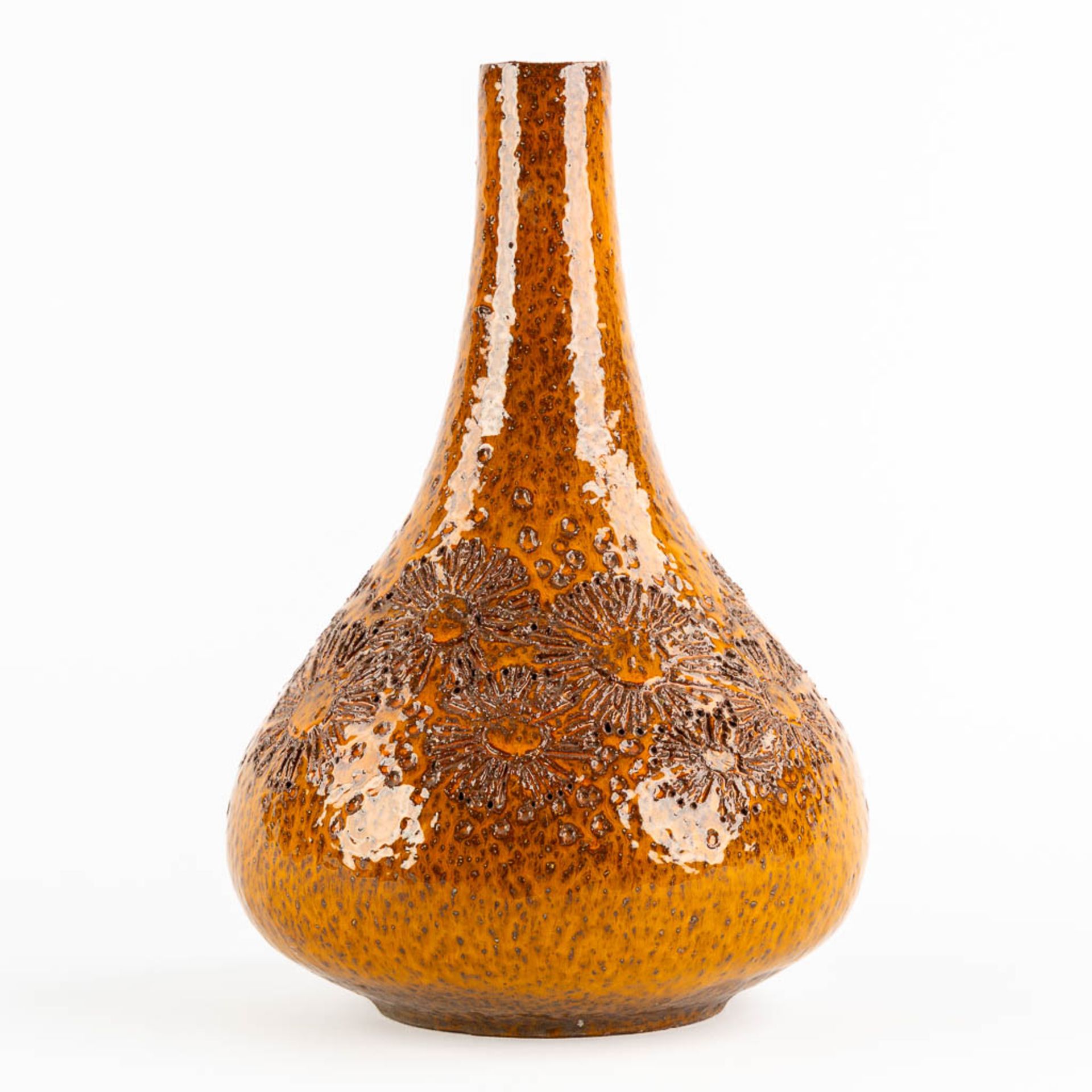 Elisabeth VANDEWEGHE (1946) 'Vase with orange glaze' voor Perignem. (H:34 x D:20 cm)