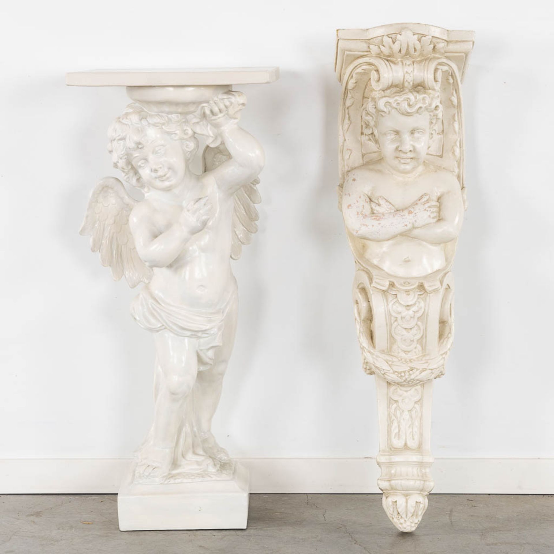 A pedestal for a figurine, Resine, added a wall mounted pedestal, patinated plaster. (L:24 x W:25 x