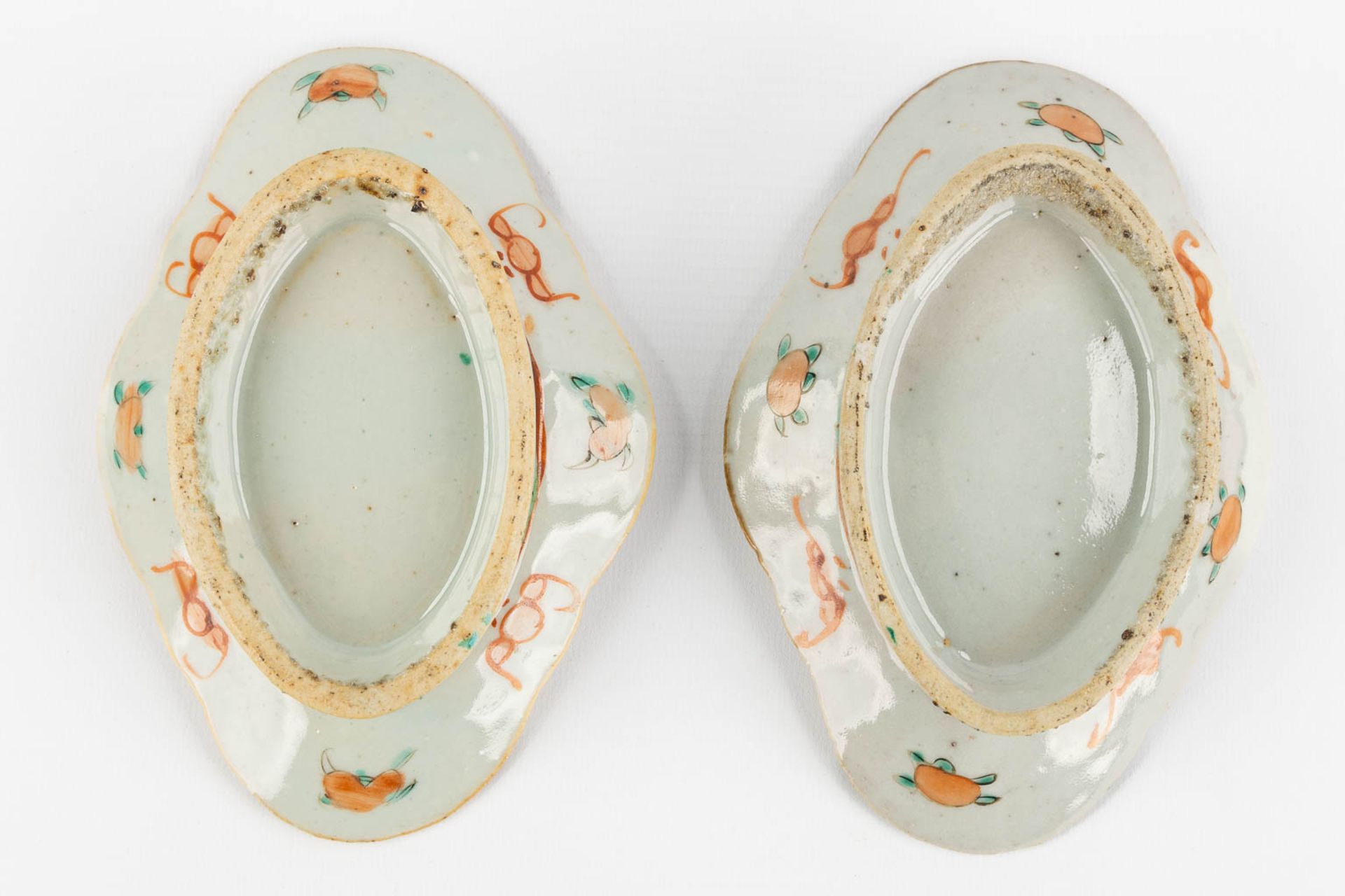 Four Oriental polychrome porcelain bowls, decorated with peaches and flowers. (L:12 x W:17 x H:4 cm) - Bild 7 aus 9