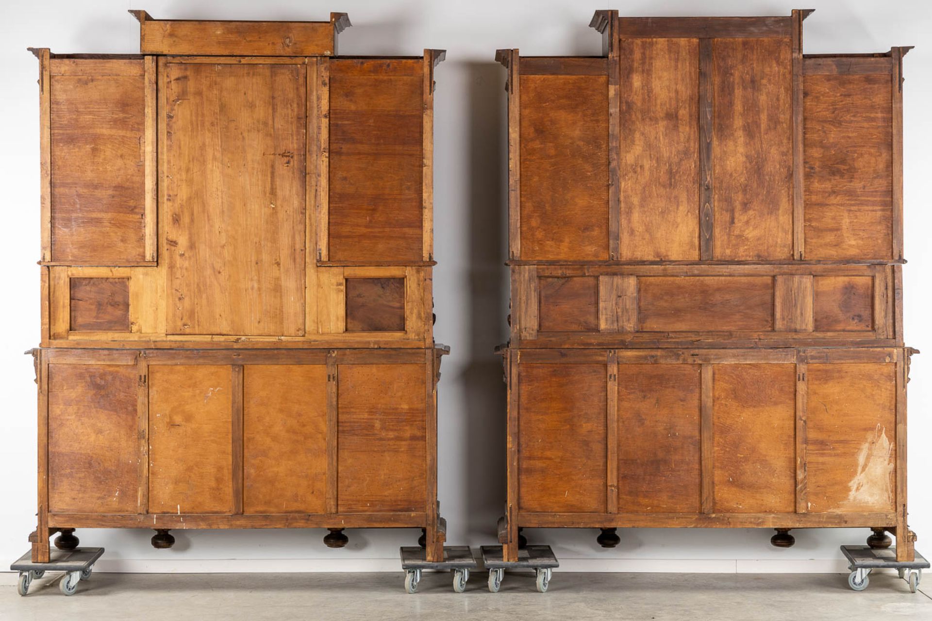 An exceptional pair cabinets, richly finished with wood-sculptures, Italy, circa 1900. (L:62 x W:204 - Image 12 of 12