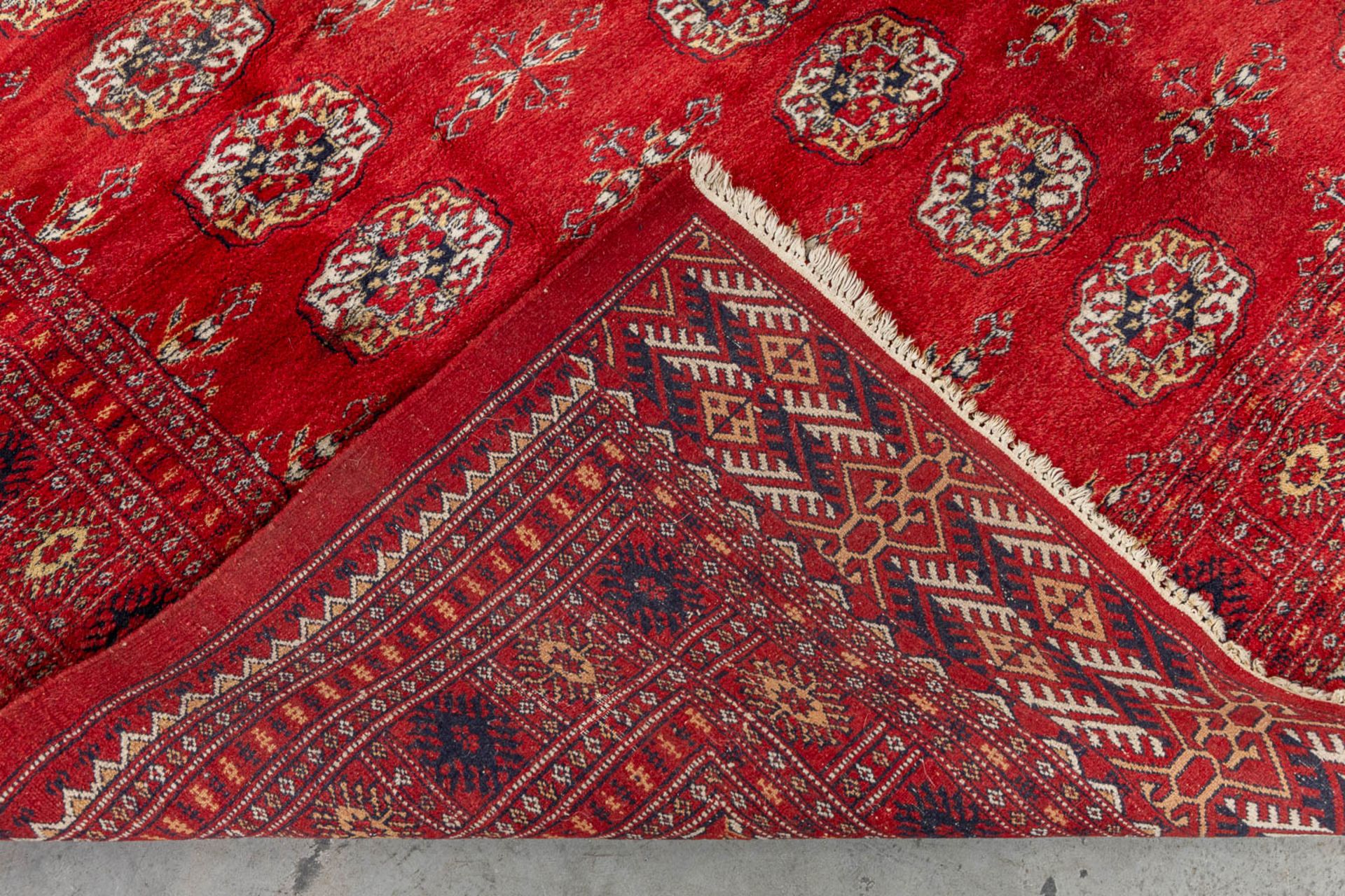 An Oriental hand-made carpet, Turkmenistan, Bucchara. (L:317 x W:252 cm) - Bild 6 aus 7