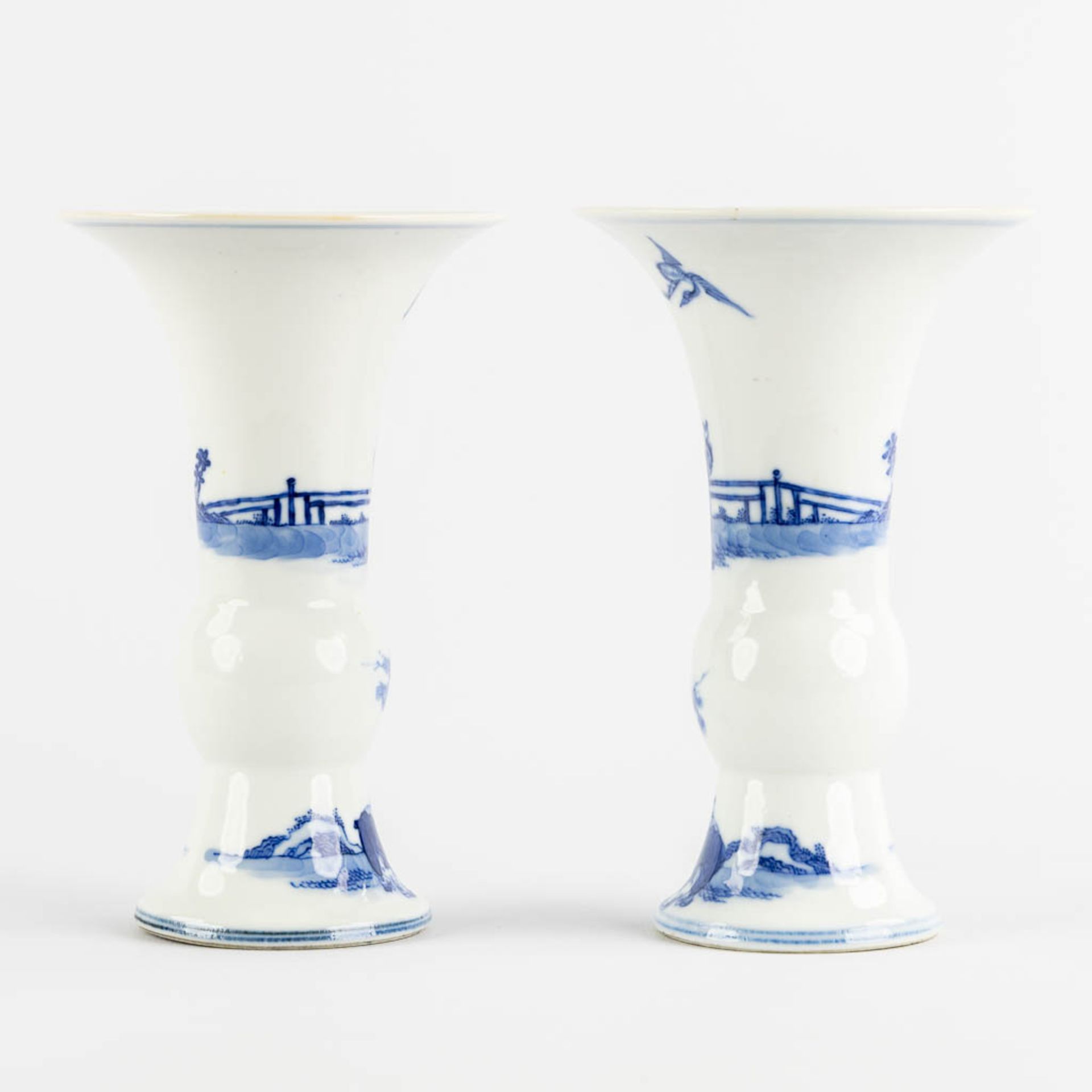 A pair of Chinese 'Gu' vases, blue-white. Marked Yongzheng Reign. 19th/20th C. (H:17 x D:10,5 cm) - Bild 4 aus 9