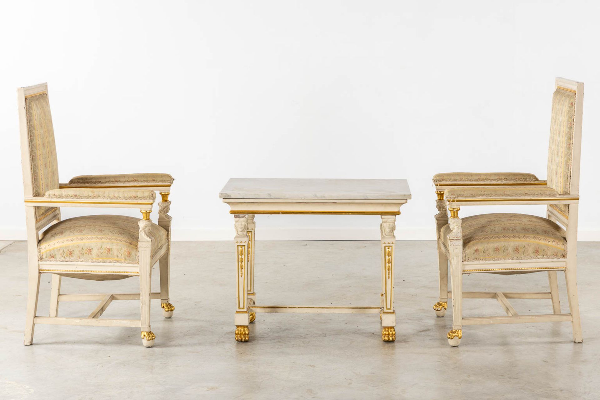 A pair of armchairs and side table, sculptured wood in Empire style. Italy, circa 1920. (L:54 x W:62 - Bild 3 aus 8