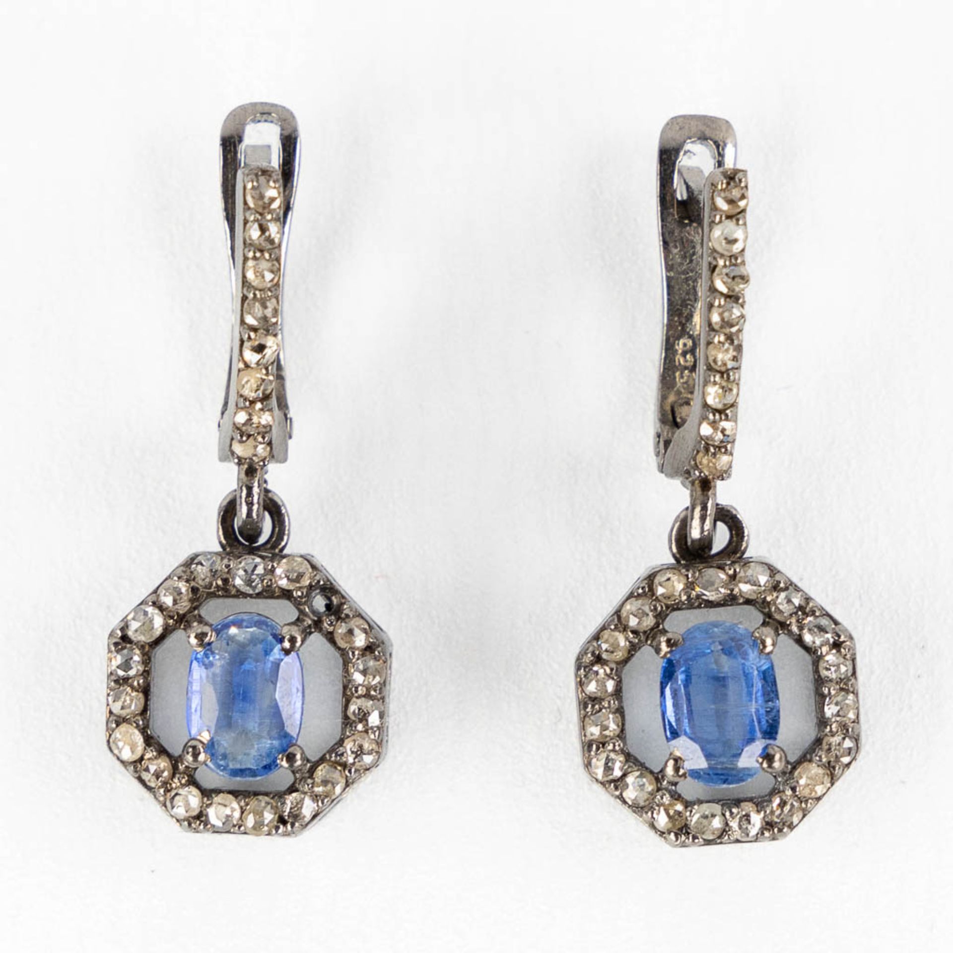 A matching set with a ring and a pair of earrings, silver with Kyanite and 'Old Cut' diamanten. 11,9 - Image 5 of 14