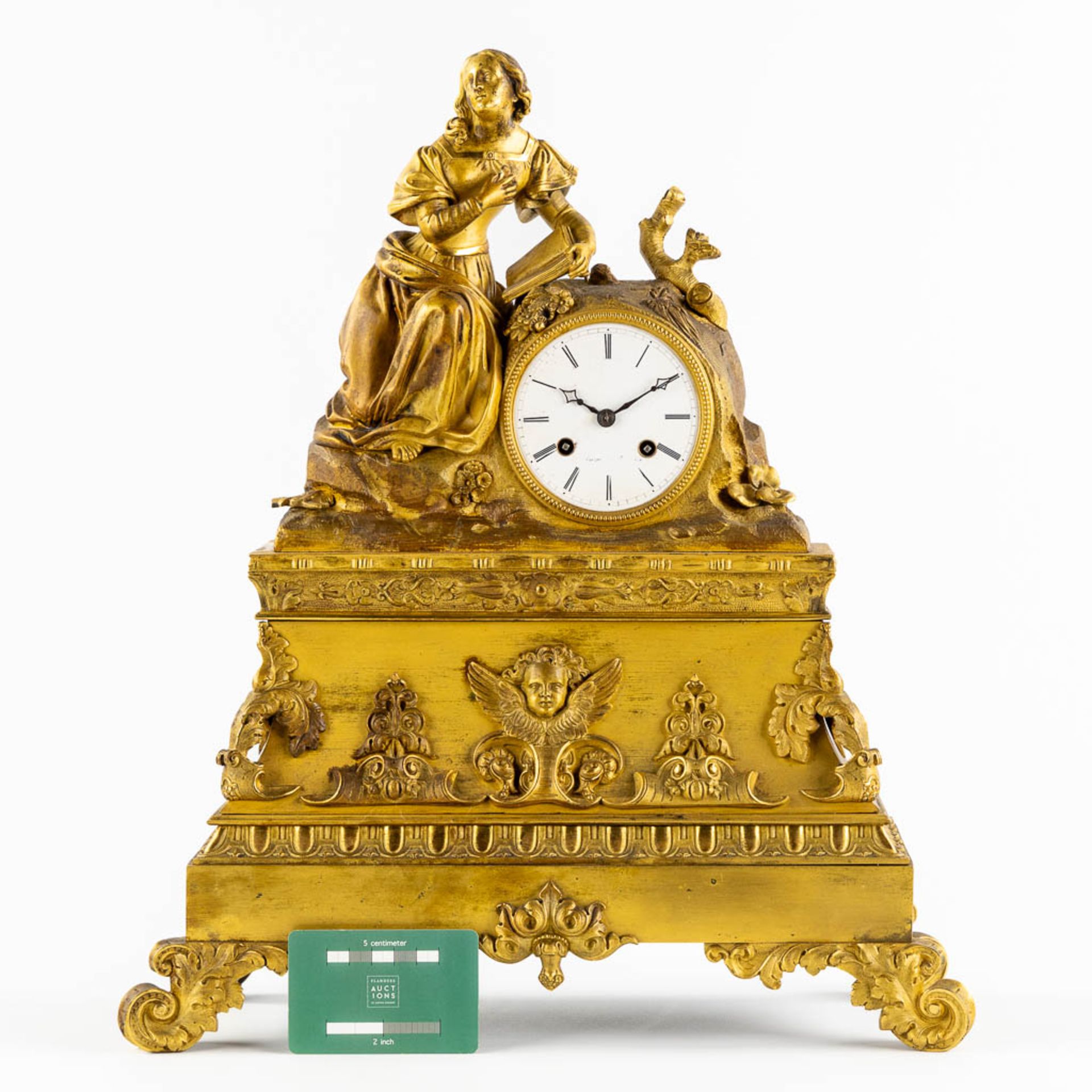 A mantle clock, gilt bronze depicting a reading lady. Louis Philippe, 19th C. (L:15 x W:38 x H:45 cm - Image 2 of 10