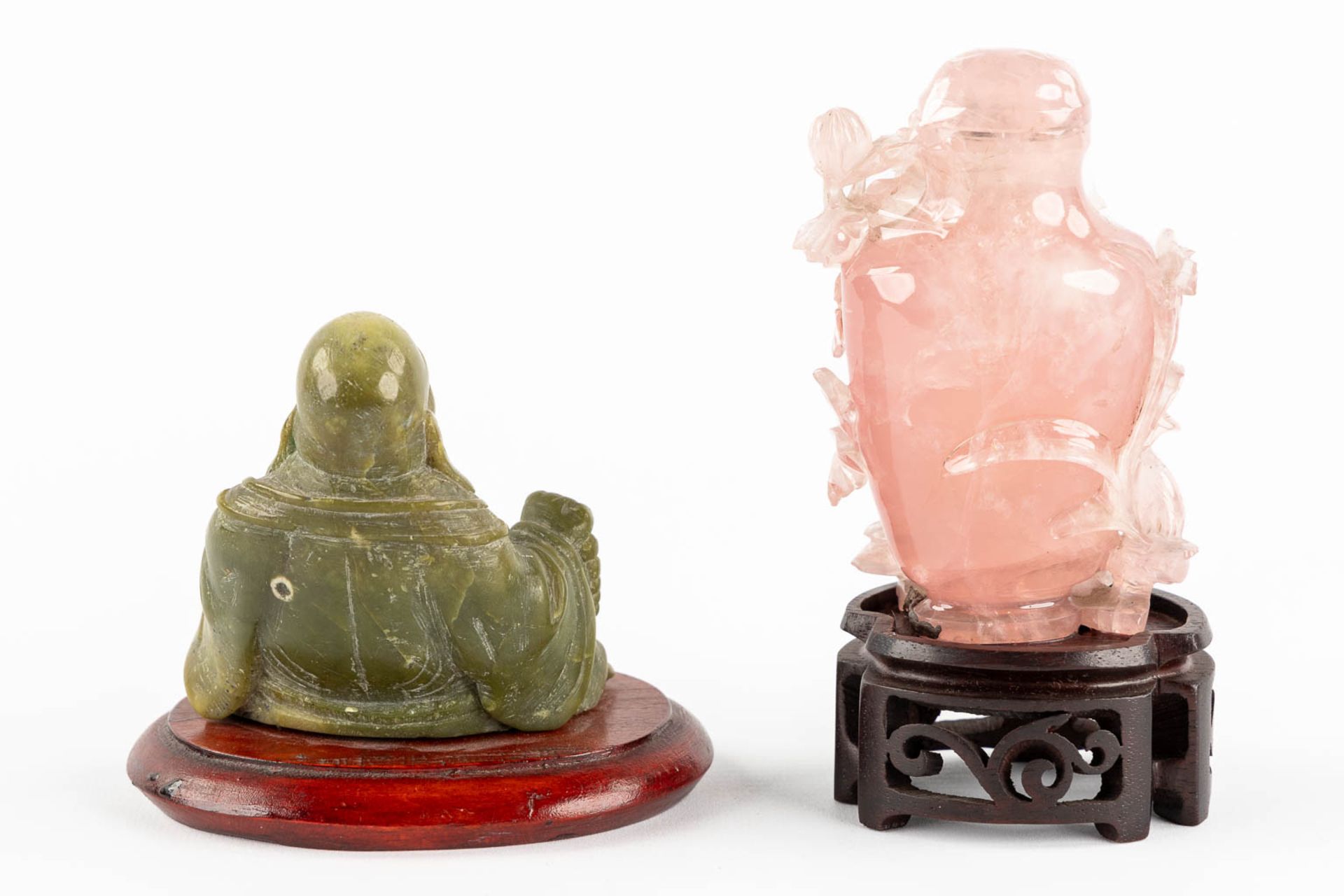 Six Buddha and a snuff bottle, Sculptured hardstones or jade. China. (L:6 x W:8 x H:11,5 cm) - Image 4 of 16