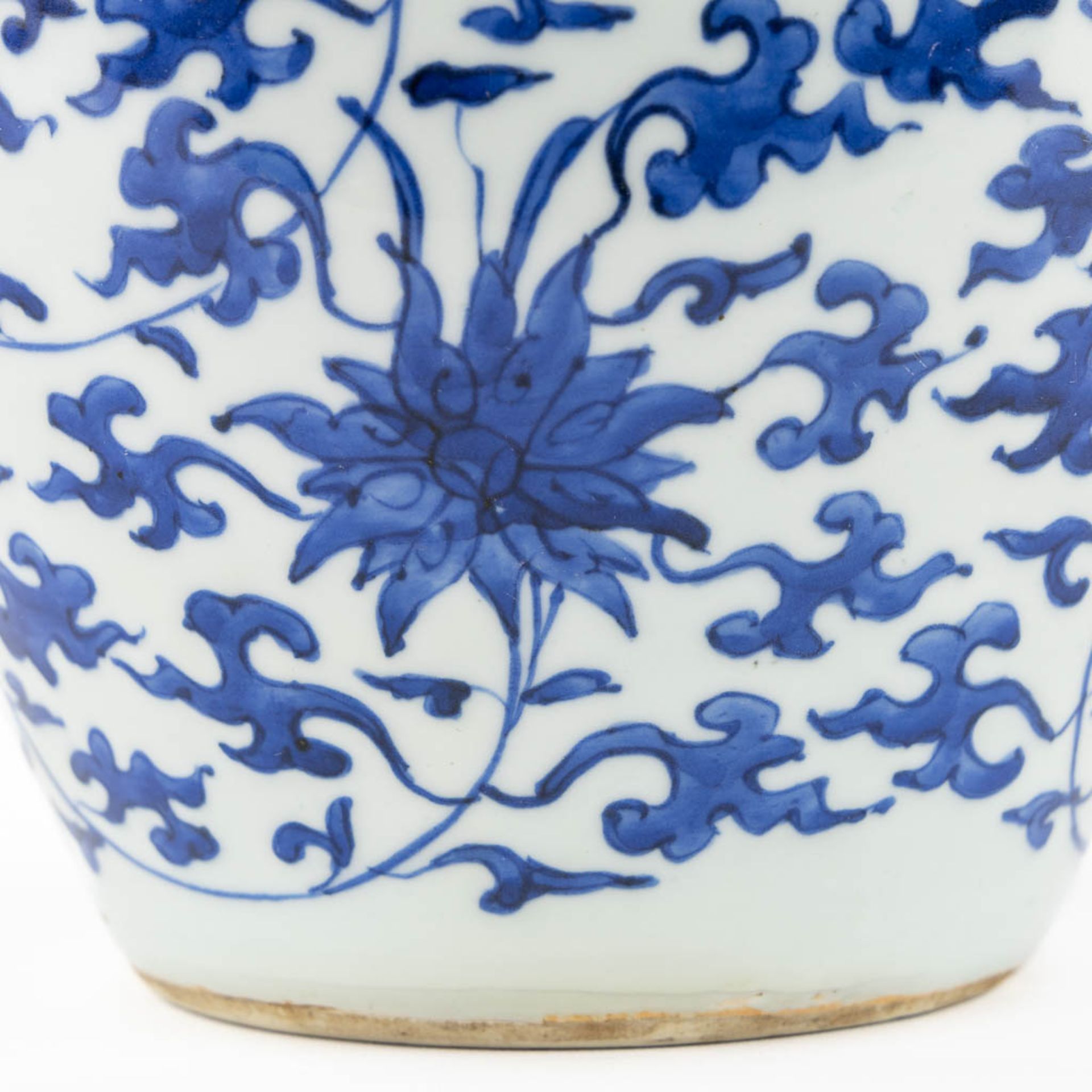 A Chinese jar, blue-white scrolling lotus, 20th C. (H:25 x D:21 cm) - Bild 9 aus 9