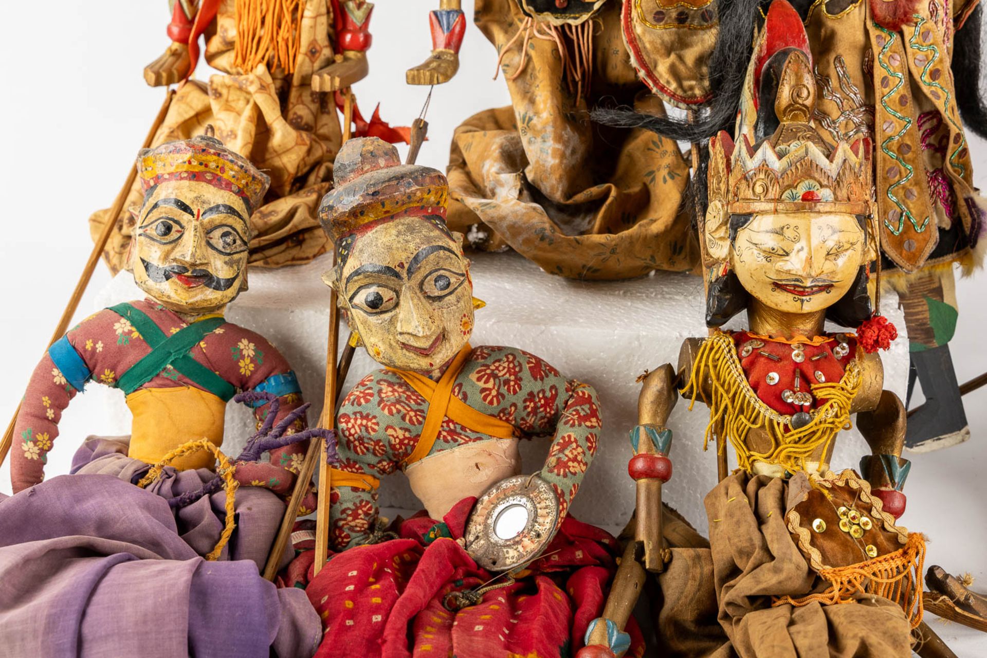 Twelve Indonesian shadow puppets. - Bild 5 aus 7