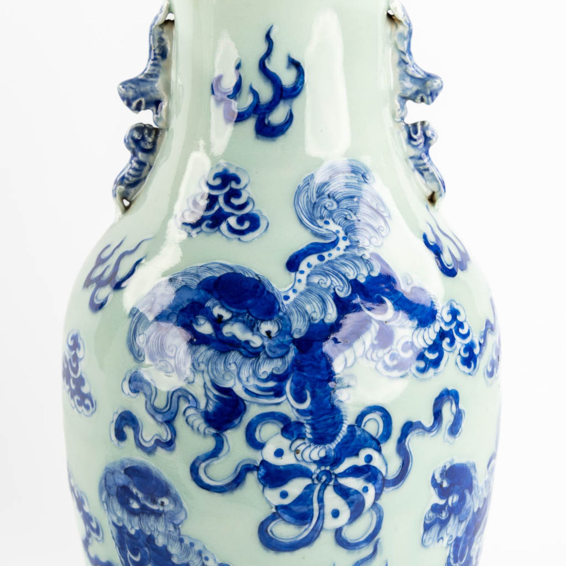 Two Chinese vases, blue-white with a Foo Dog, Famille Rose with a bird and flora. 19th/20th C. (H:43 - Bild 8 aus 10