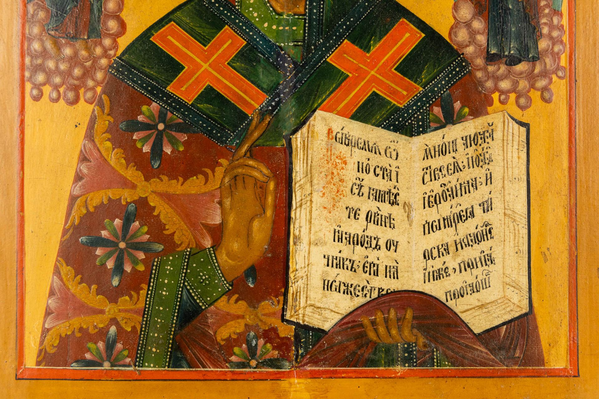 An antique Eastern European Icon 'Nicholas of Myra', tempera on panel. 18th/19th C. (W:25 x H:31 cm) - Bild 4 aus 6