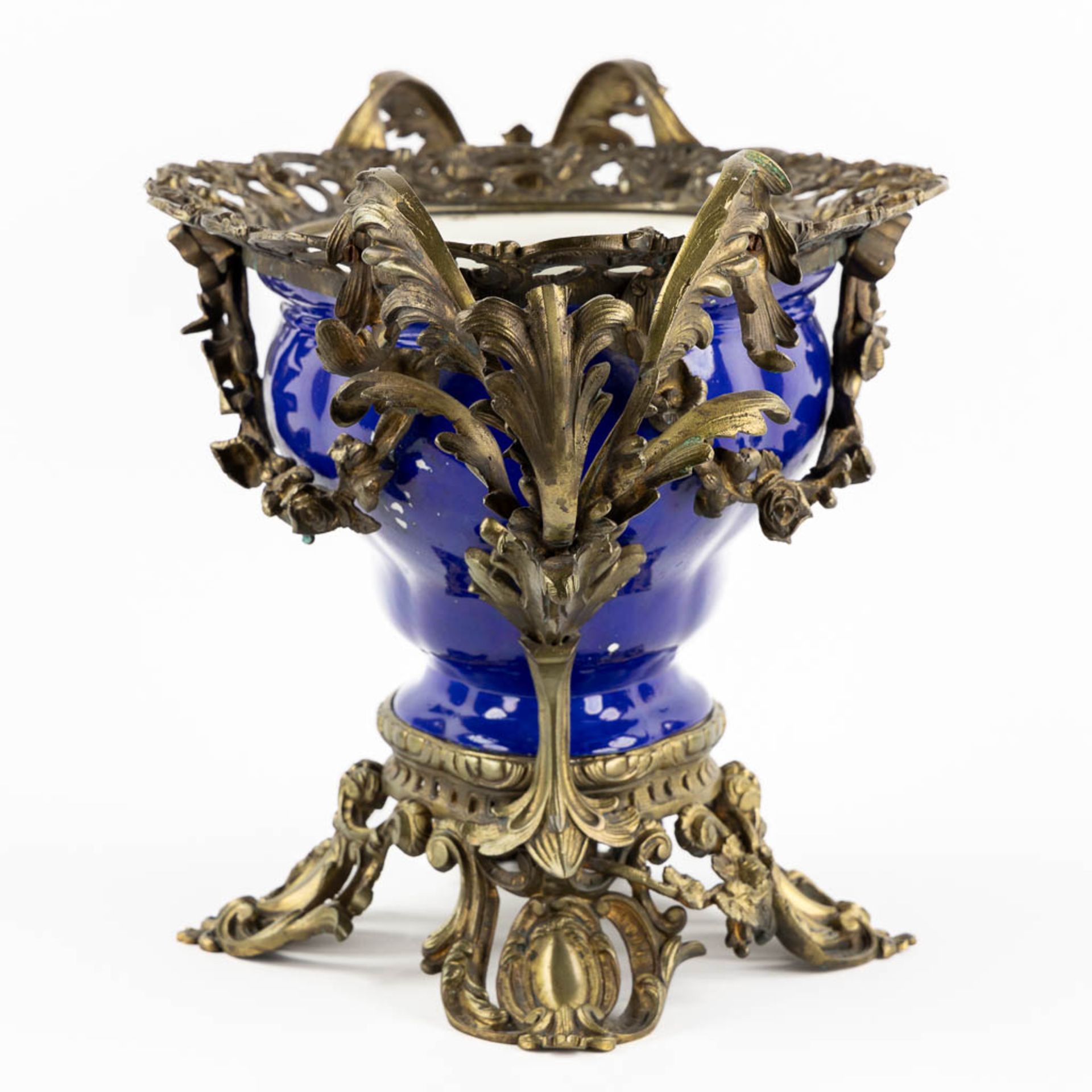 A large blue-glaze faience blowl mounted with bronze, 19th C. (L:31 x W:61 x H:34 cm) - Bild 6 aus 12