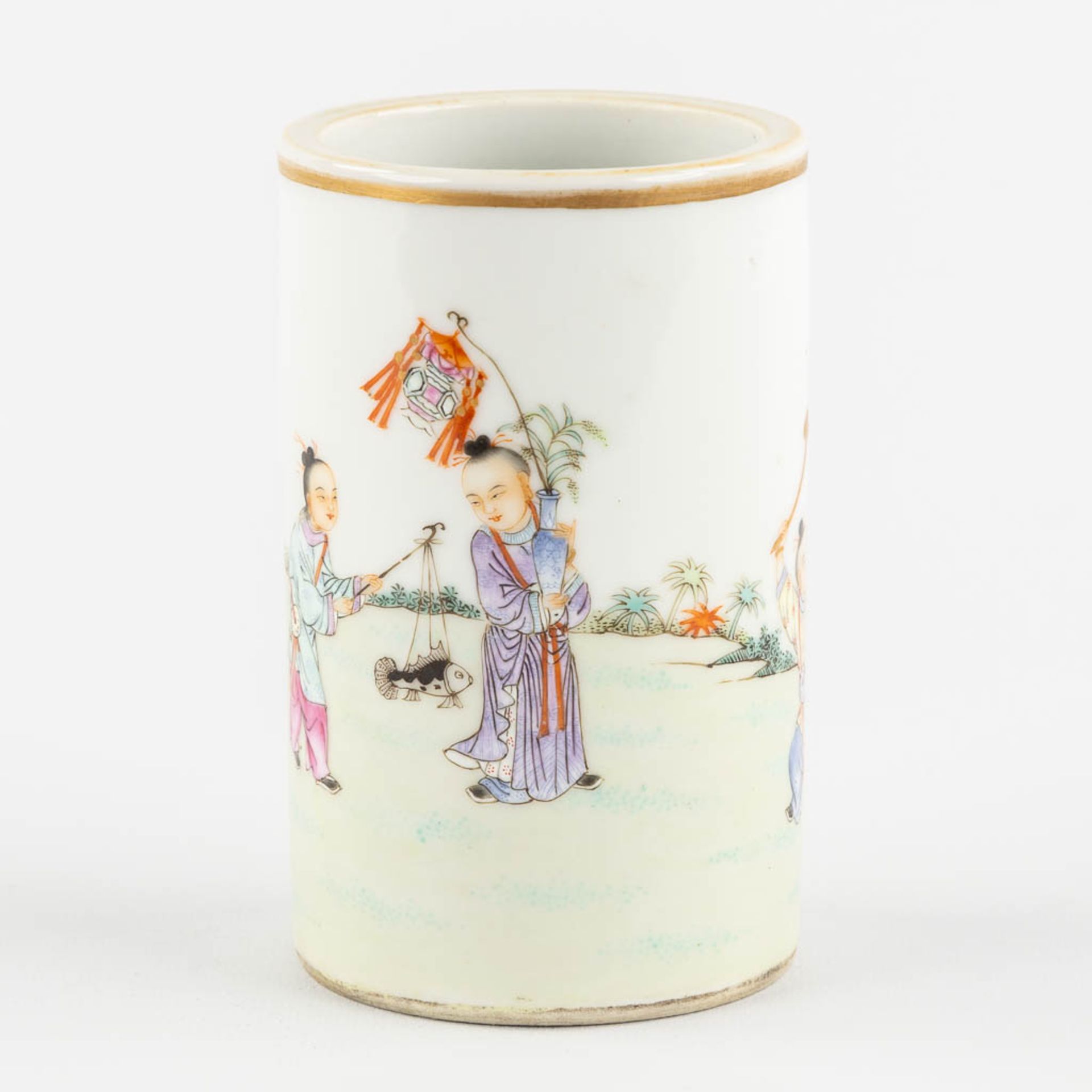 A small Chinese Brush Pot, decorated with Children in a parade, Qianlong mark. (H:12,5 x D:7,5 cm) - Bild 4 aus 13