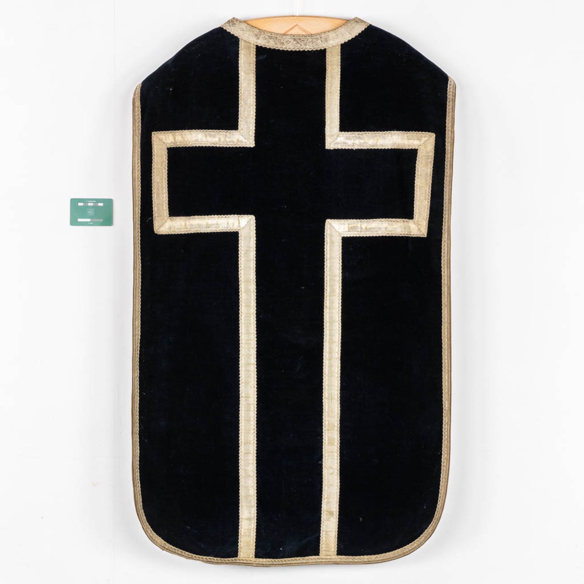 Two Dalmatics and two Roman Chasubles, a stola, Embroideries and Brocade. - Image 2 of 21