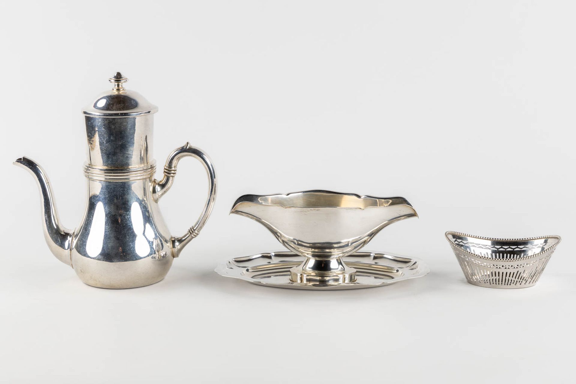 A collection of silver-plated serving accessories, saucer, coffee pot and a basket. (L:32 x W:52 cm) - Image 9 of 14